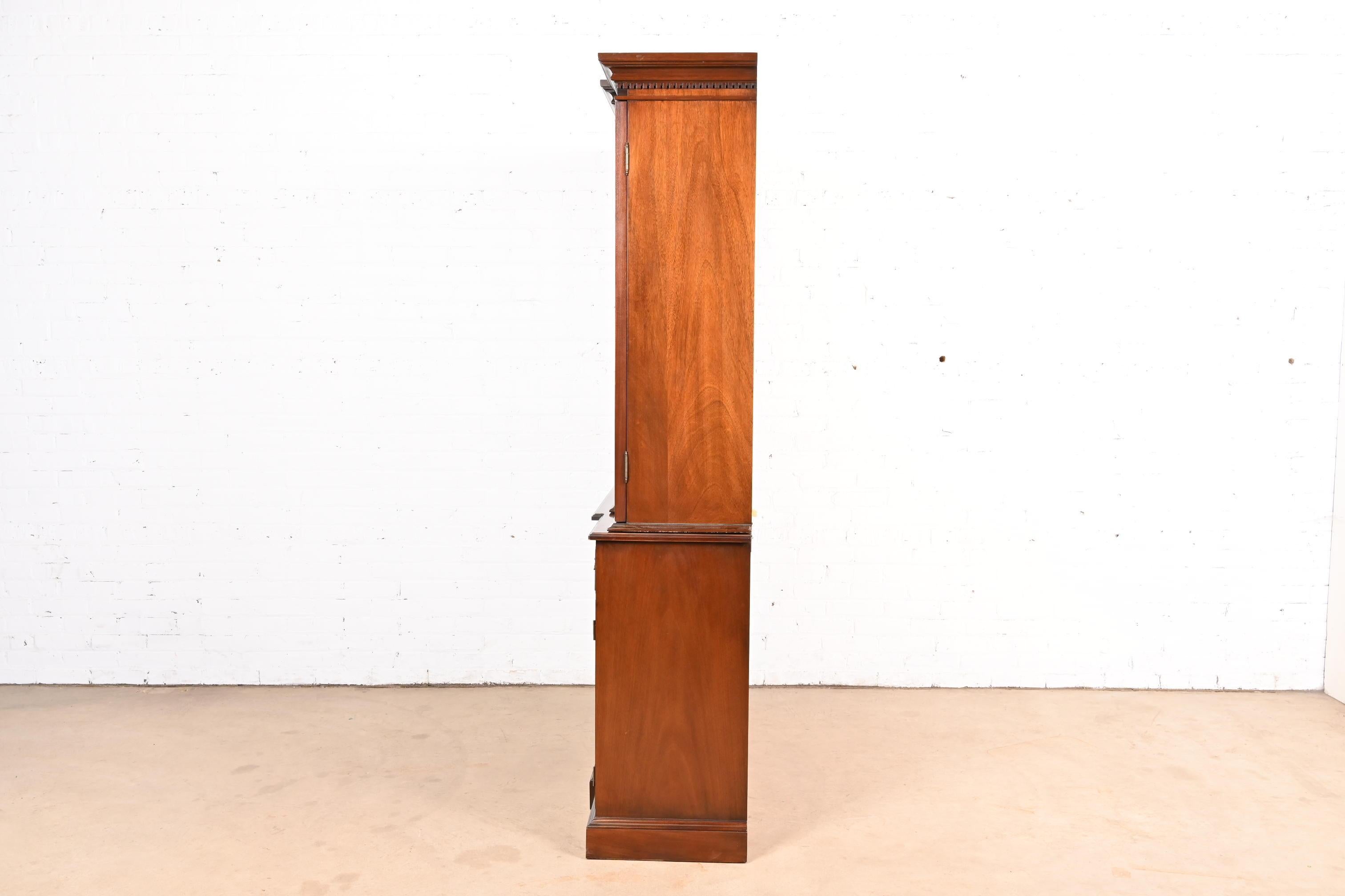 Councill Craftsmen Georgian Carved Mahogany Breakfront Bookcase Cabinet in vendita 4