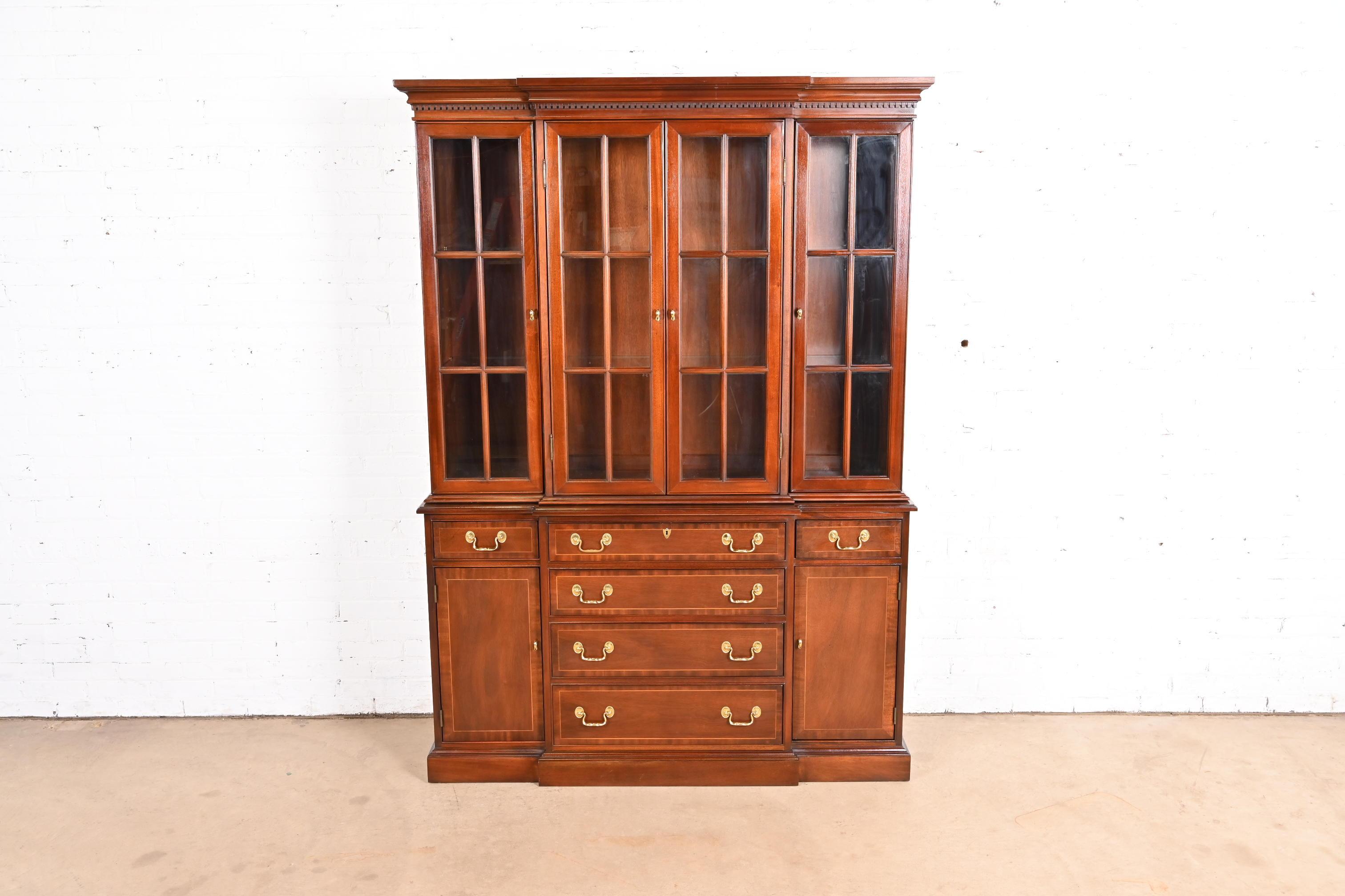 Una splendida libreria o un mobile da pranzo in stile georgiano o Chippendale.

Da Councill Artigiani

USA, circa anni '1980

Mogano, con intarsio in legno satinato, ante in vetro bifore e ferramenta originale in ottone. 

Misure: 55,75