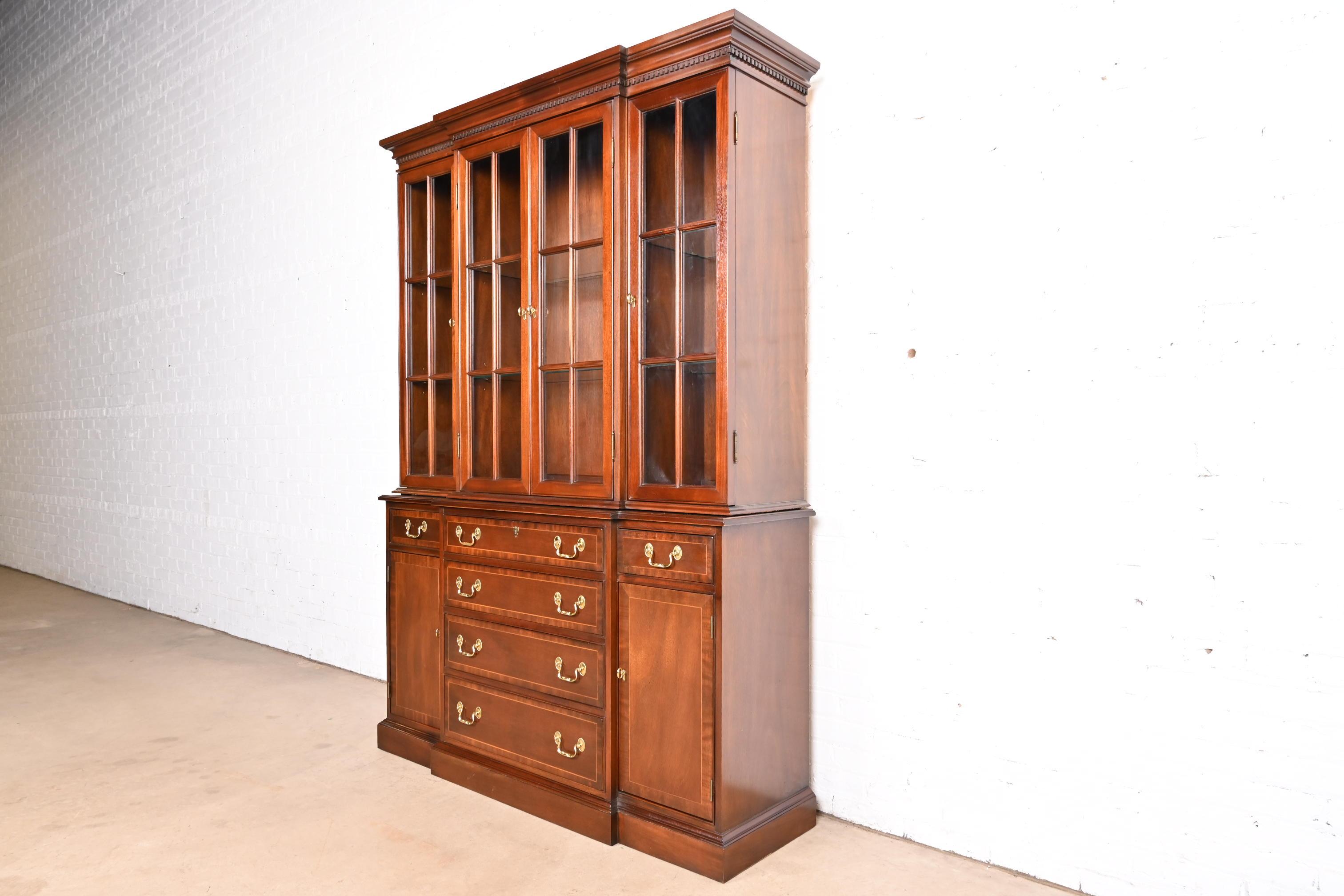 Georgiano Councill Craftsmen Georgian Carved Mahogany Breakfront Bookcase Cabinet in vendita