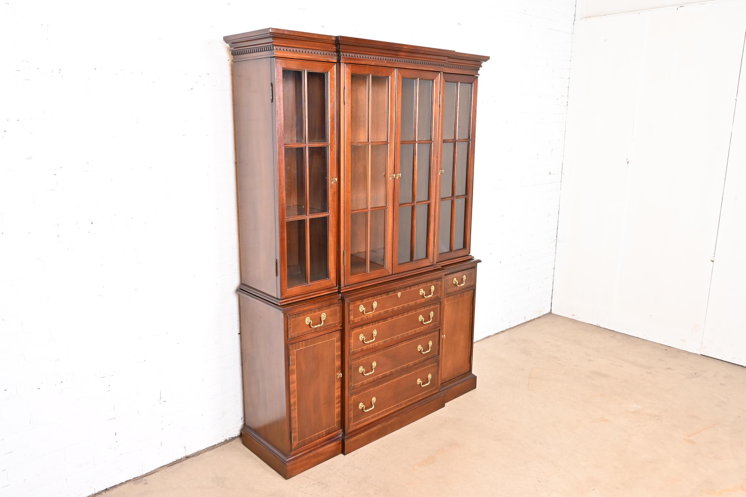 Americano Councill Craftsmen Georgian Carved Mahogany Breakfront Bookcase Cabinet in vendita