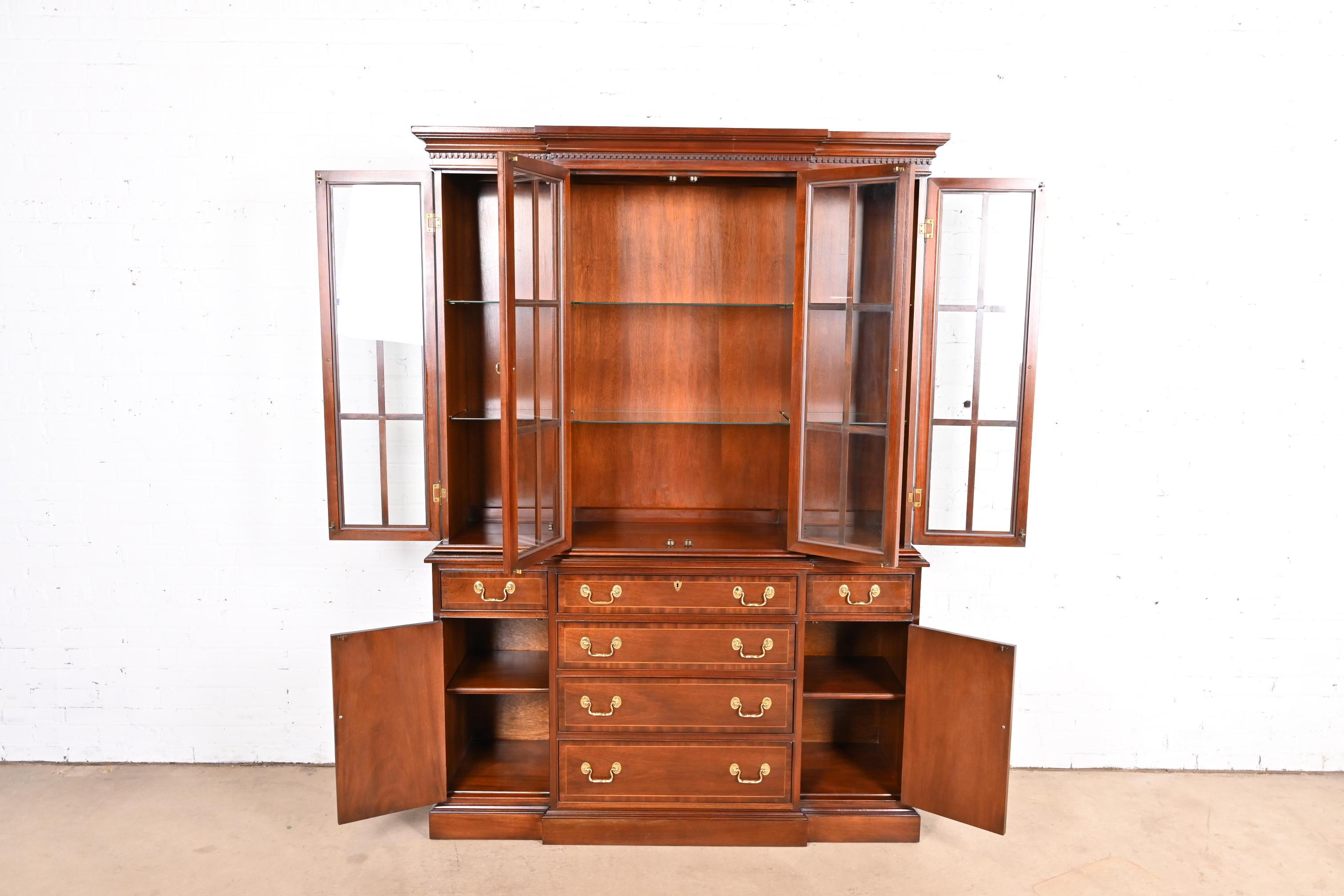 Councill Craftsmen Georgian Carved Mahogany Breakfront Bookcase Cabinet In condizioni buone in vendita a South Bend, IN