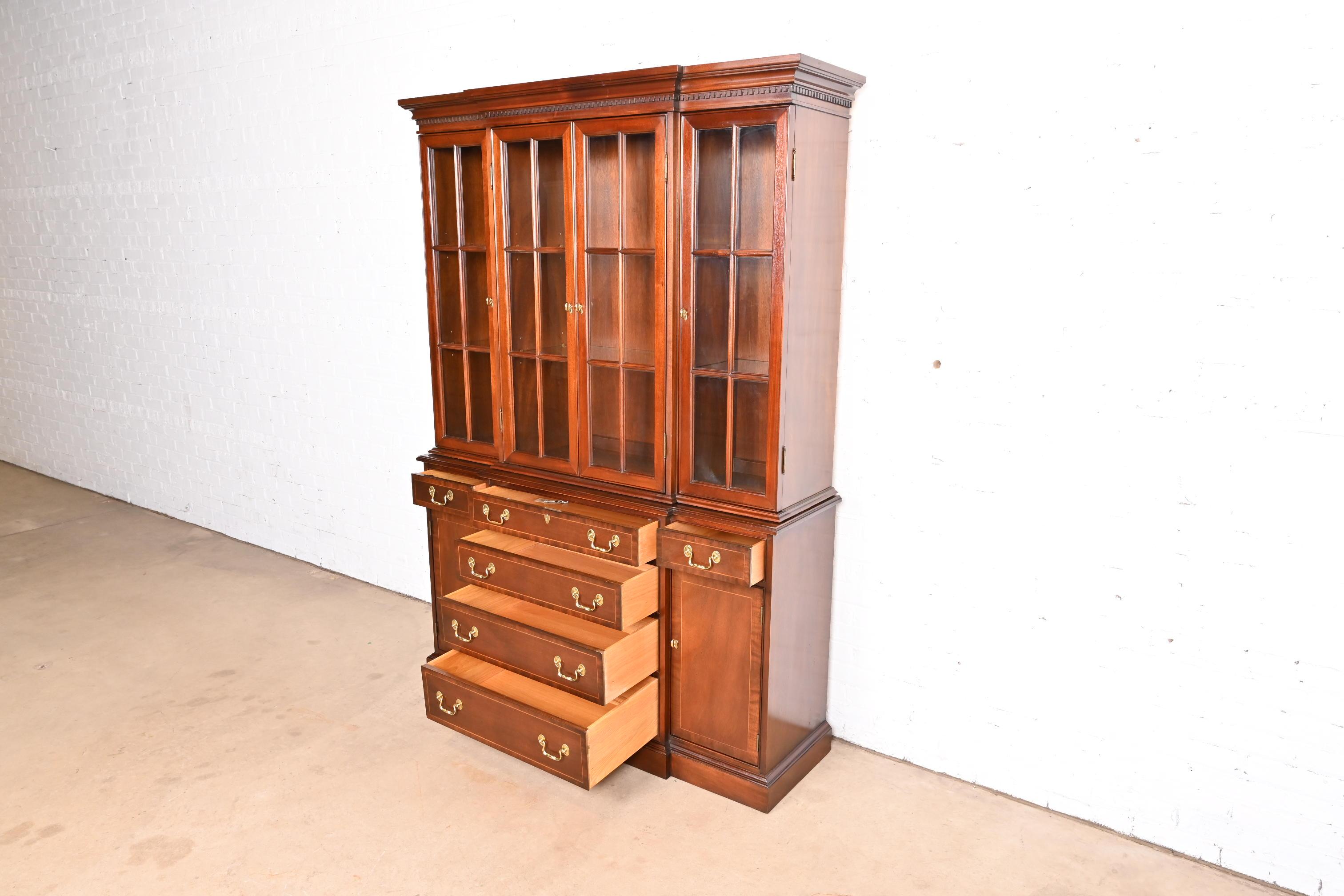 Fine XX secolo Councill Craftsmen Georgian Carved Mahogany Breakfront Bookcase Cabinet in vendita