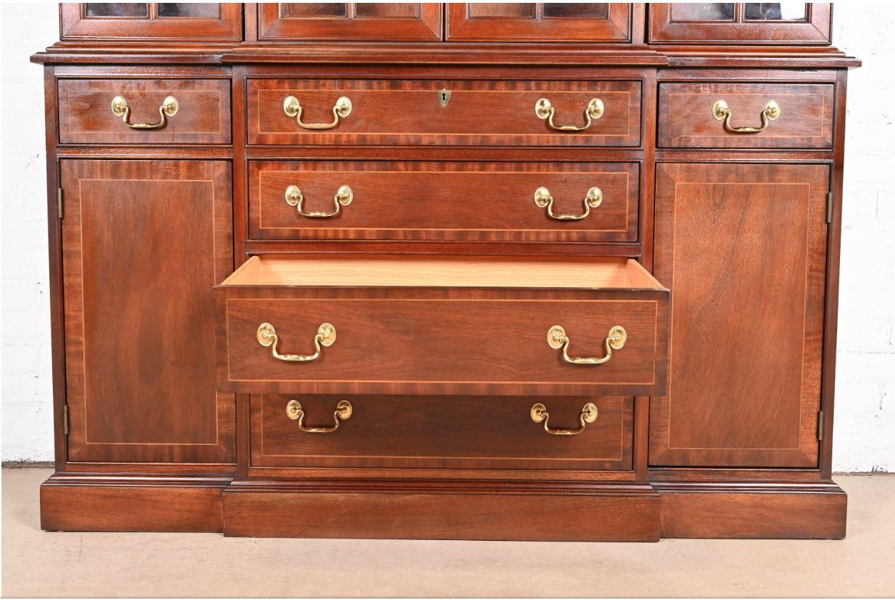 Ottone Councill Craftsmen Georgian Carved Mahogany Breakfront Bookcase Cabinet in vendita