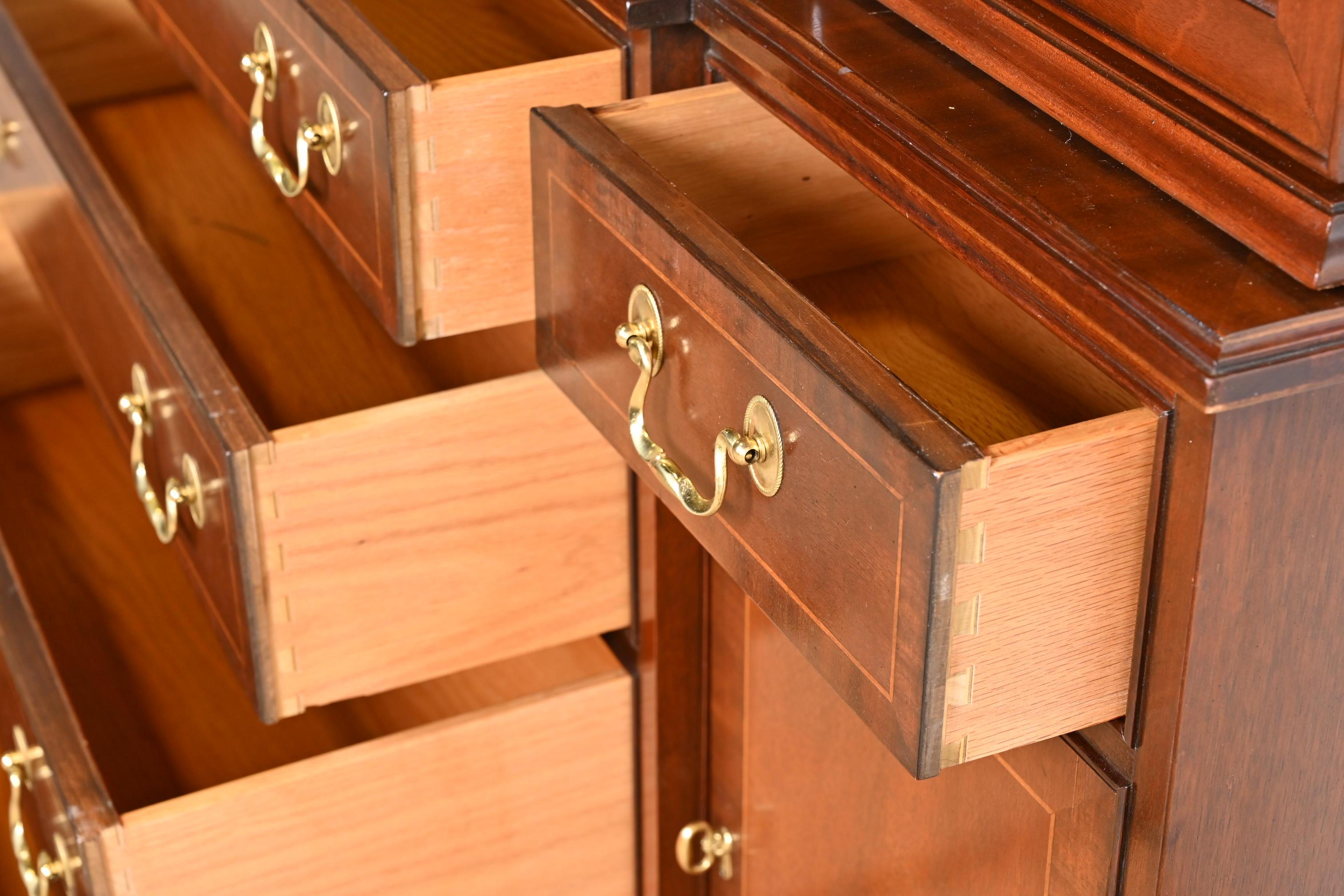 Councill Craftsmen Georgian Carved Mahogany Breakfront Bookcase Cabinet in vendita 1