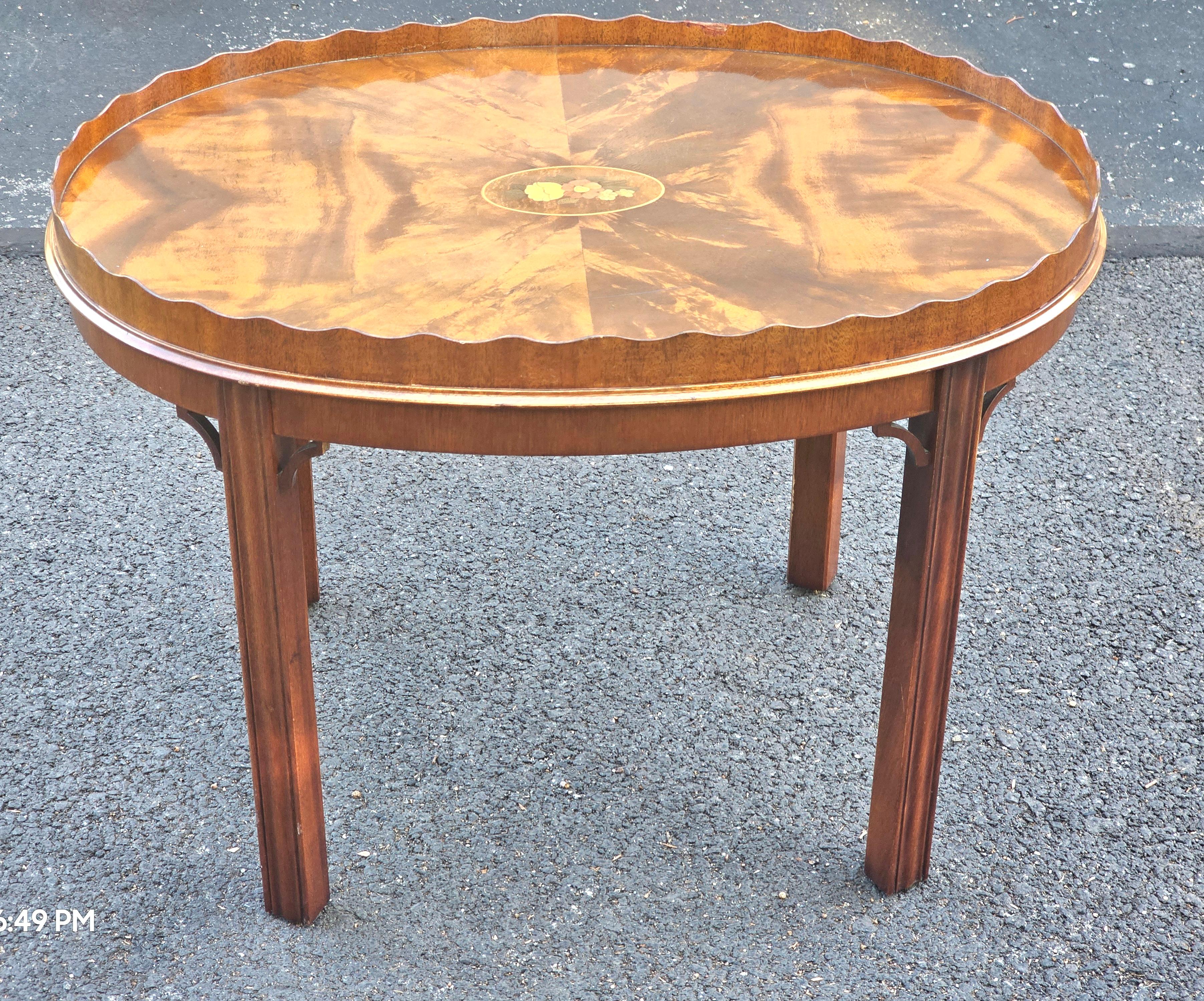 Ein Councill Craftsmen Georgian crotch Mahagoni Tablett Tisch oder Cocktail-Tisch mit Scalloped Gallery. Maße: 27,5
