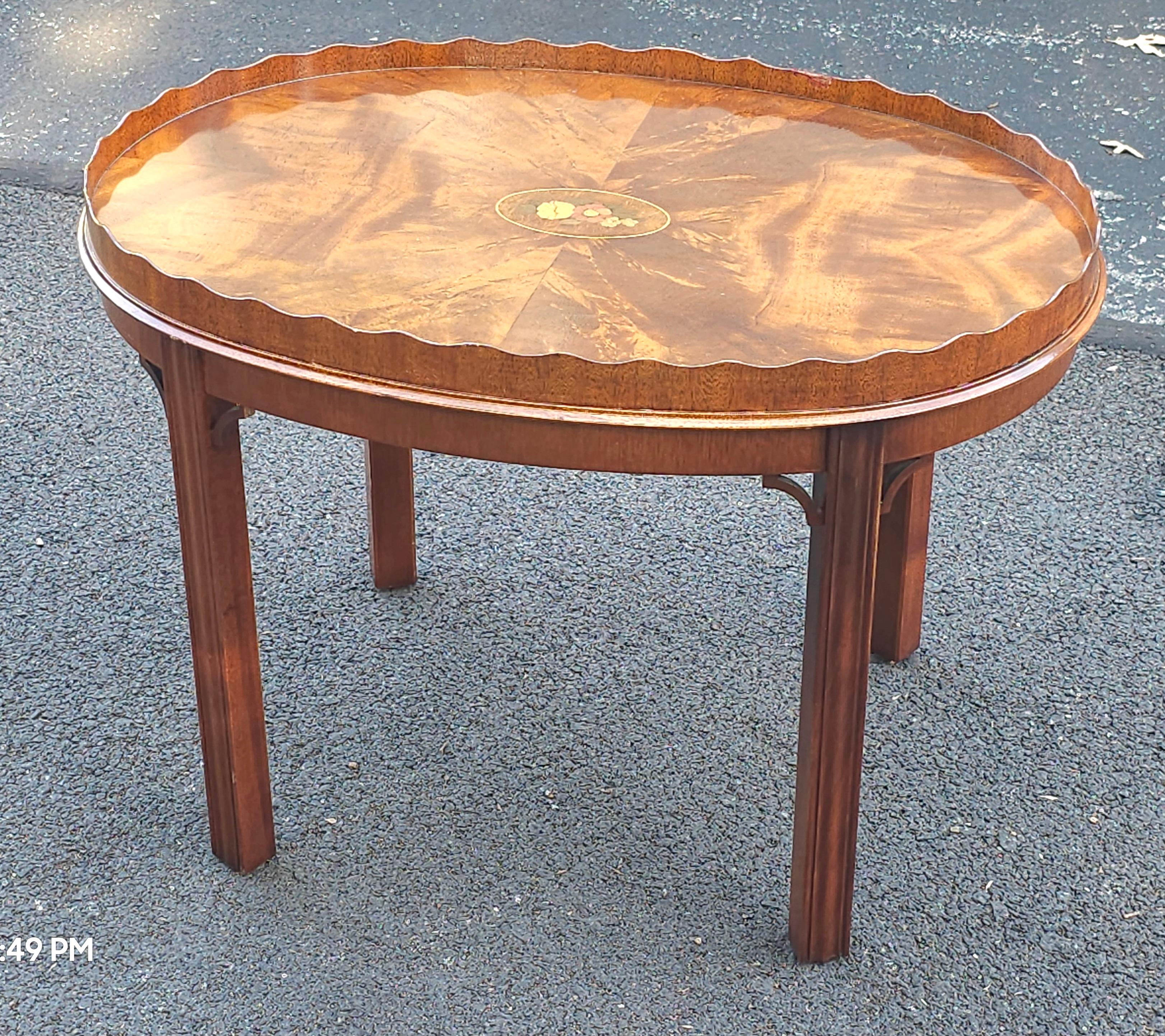 Councill Craftsmen, georgianischer Mahagoni-Tabletttisch mit Wellenschliff-Galerie (Georgian) im Angebot