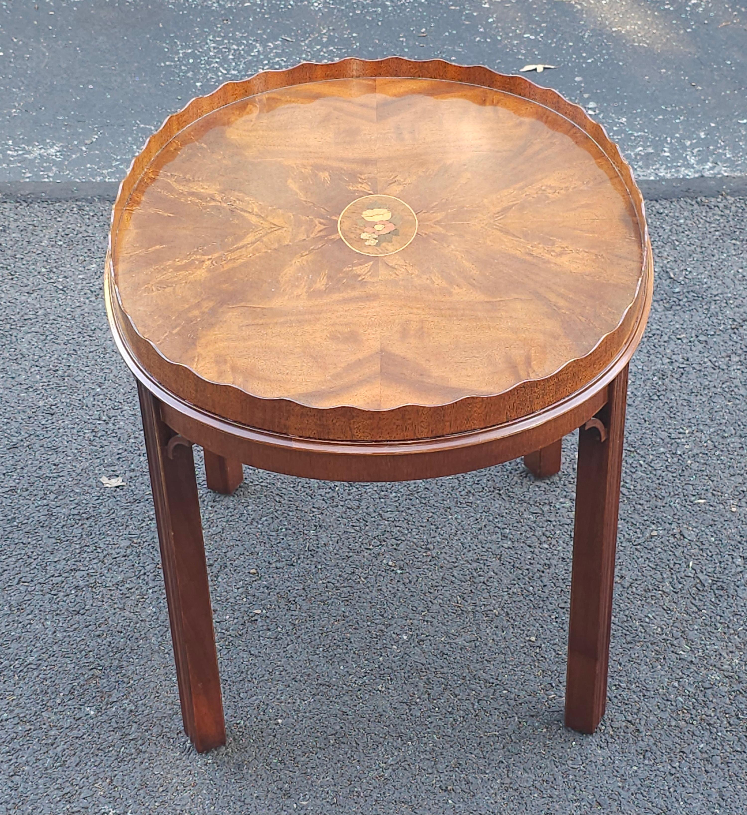 Councill Craftsmen, georgianischer Mahagoni-Tabletttisch mit Wellenschliff-Galerie im Zustand „Gut“ im Angebot in Germantown, MD
