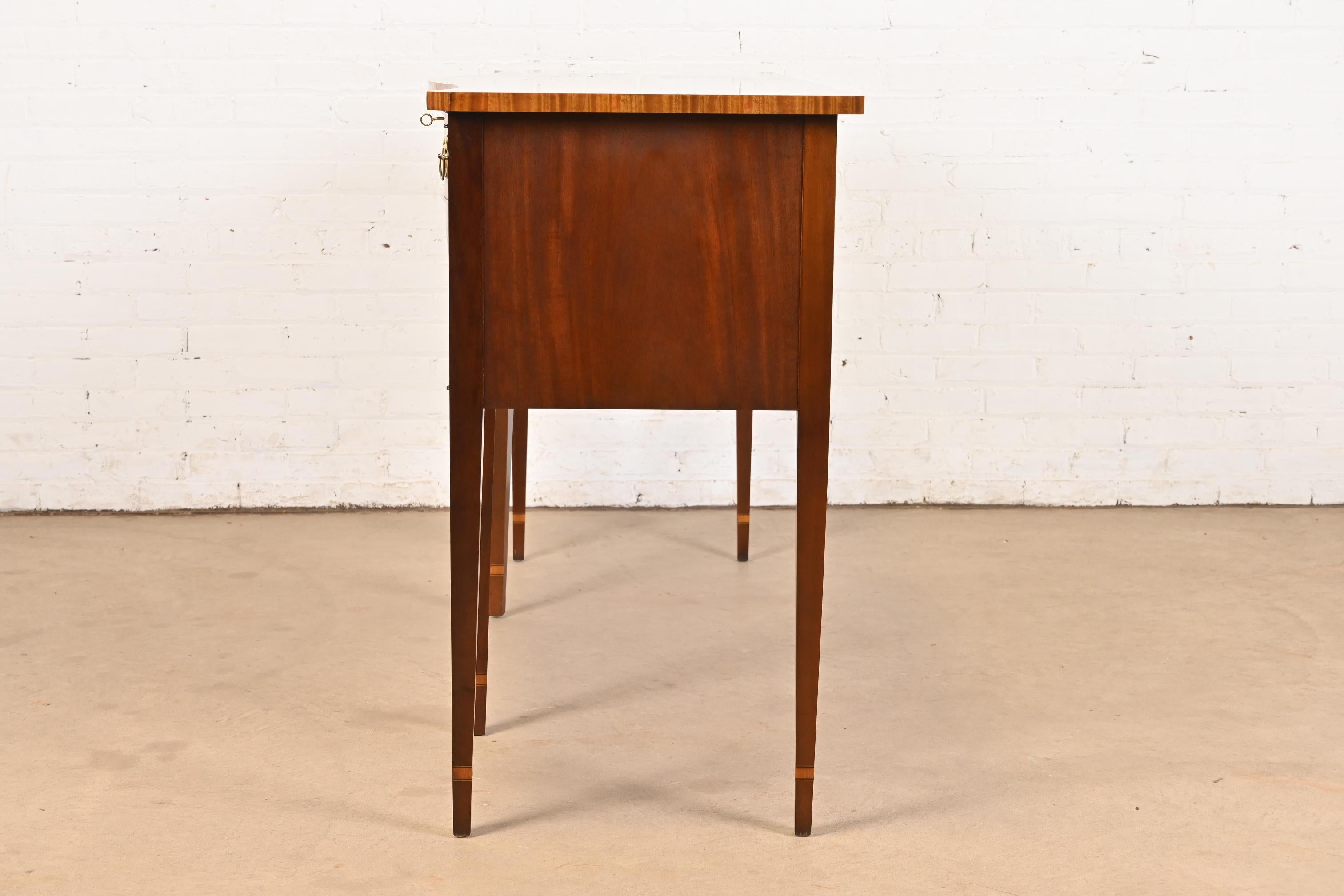 Councill Feder intarsiato in mogano fiammato e credenza in legno satinato in vendita 3
