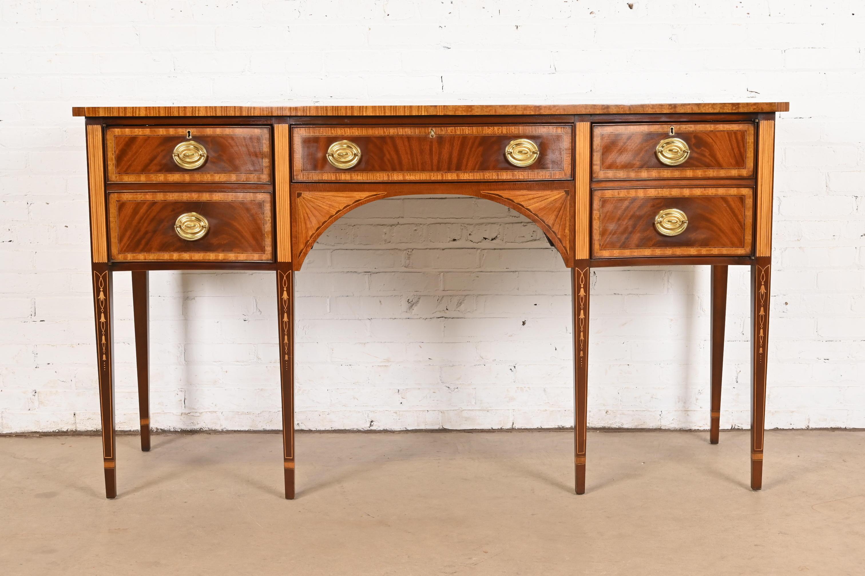 Una splendida credenza o buffet con fronte a serpentina in stile Feder o Hepplewhite

Da Councill Furniture

Stati Uniti, fine del XX secolo

Splendido mogano a fiamma abbinato al libro, con fasce in legno satinato e intarsi, e ferramenta originale