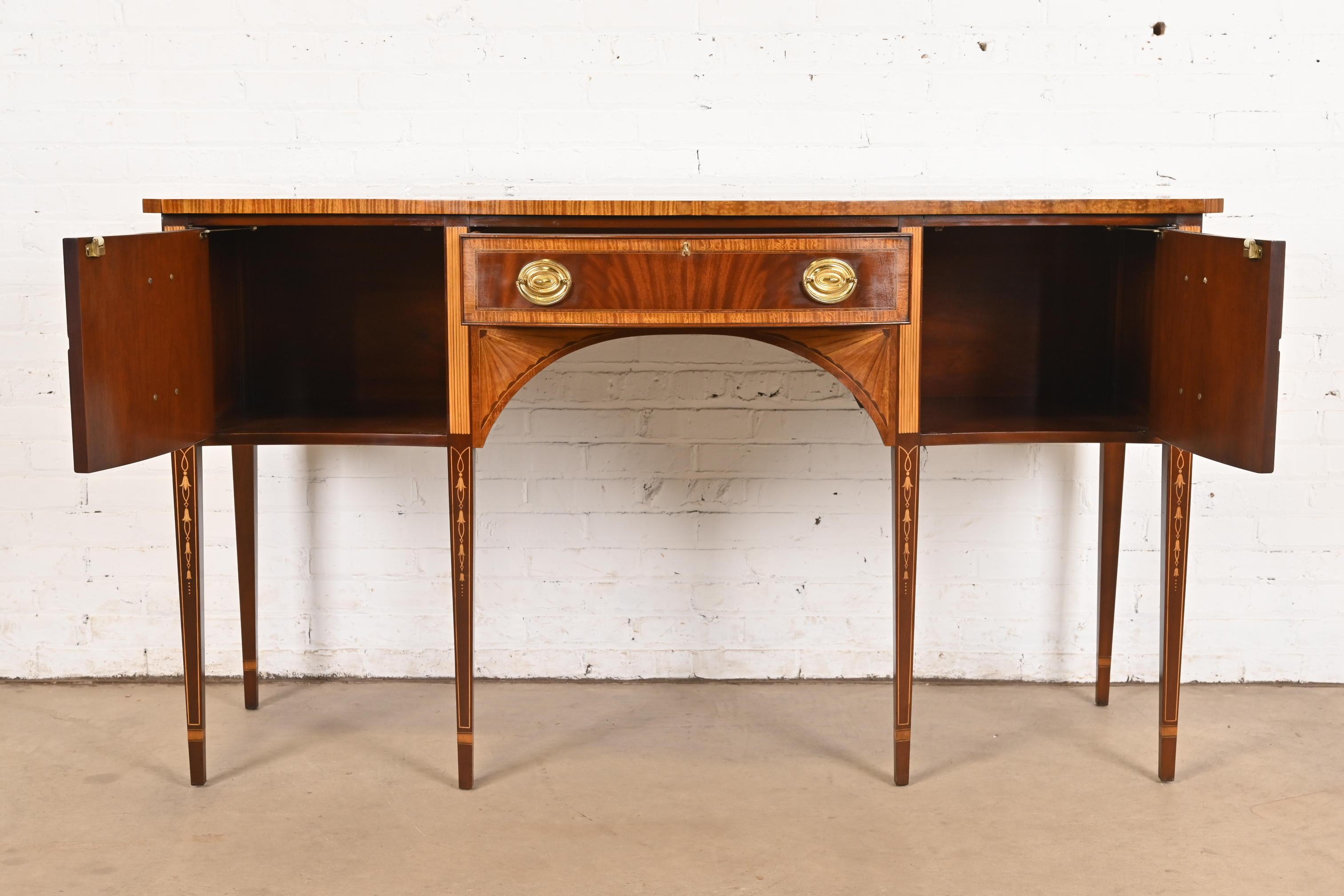 Ottone Councill Feder intarsiato in mogano fiammato e credenza in legno satinato in vendita