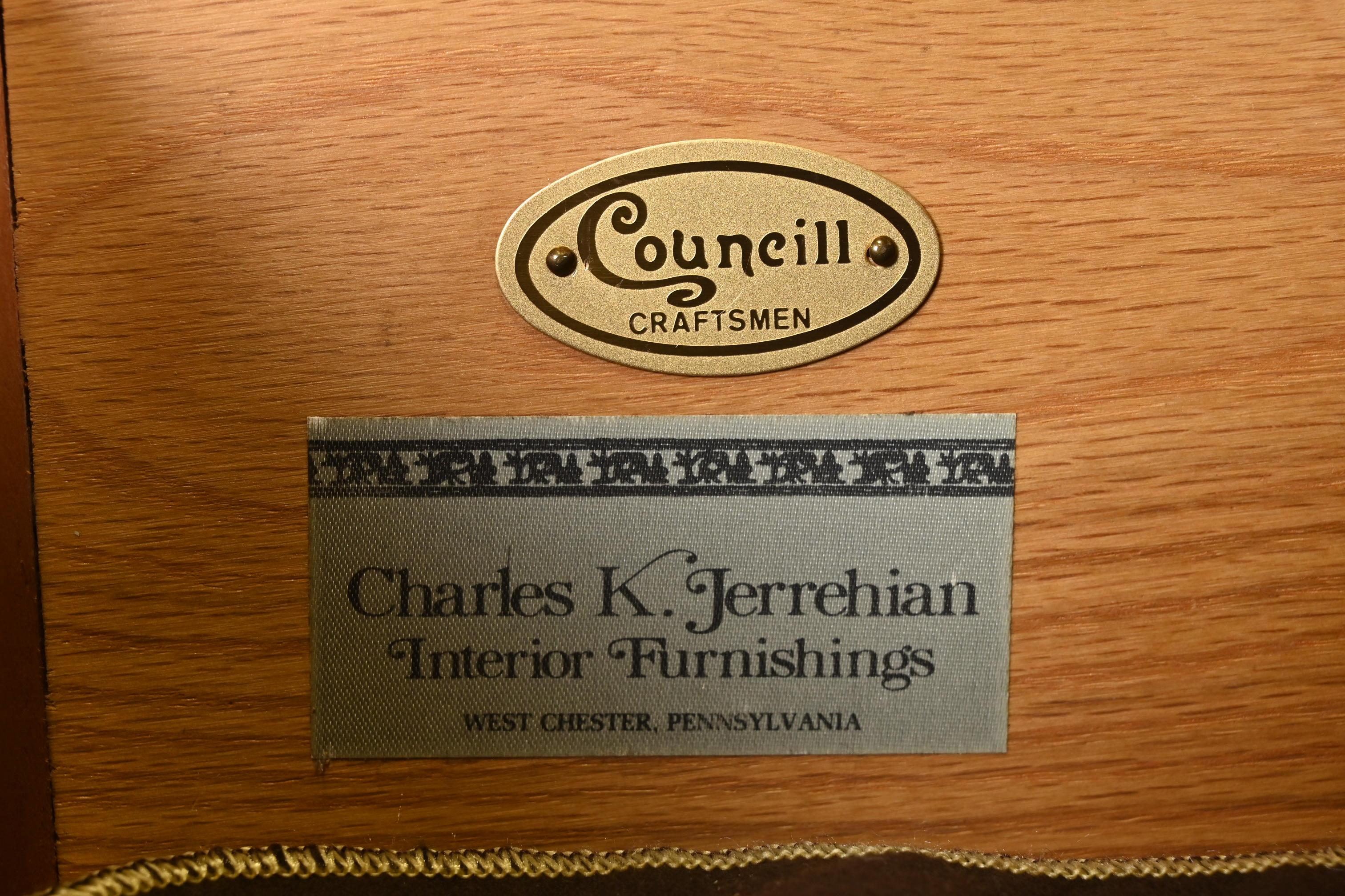 Councill Feder intarsiato in mogano fiammato e credenza in legno satinato in vendita 2
