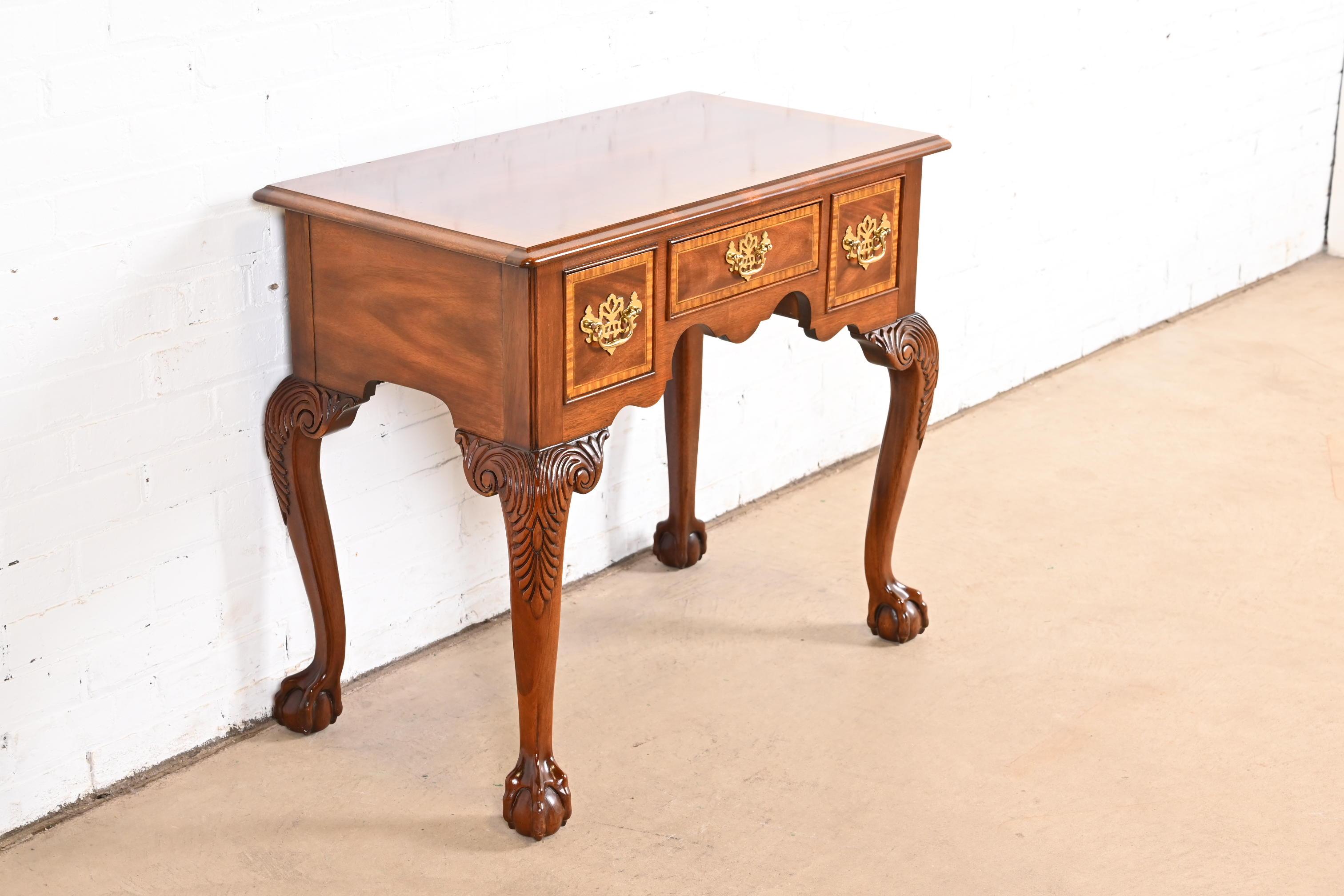 Uno splendido comò basso in stile Chippendale, un buffet o una consolle da ingresso.

Da Councill Furniture

USA, circa anni '1980

Mogano, con bordatura in legno satinato, ferramenta originale in ottone e gambe in mogano massiccio intagliate con