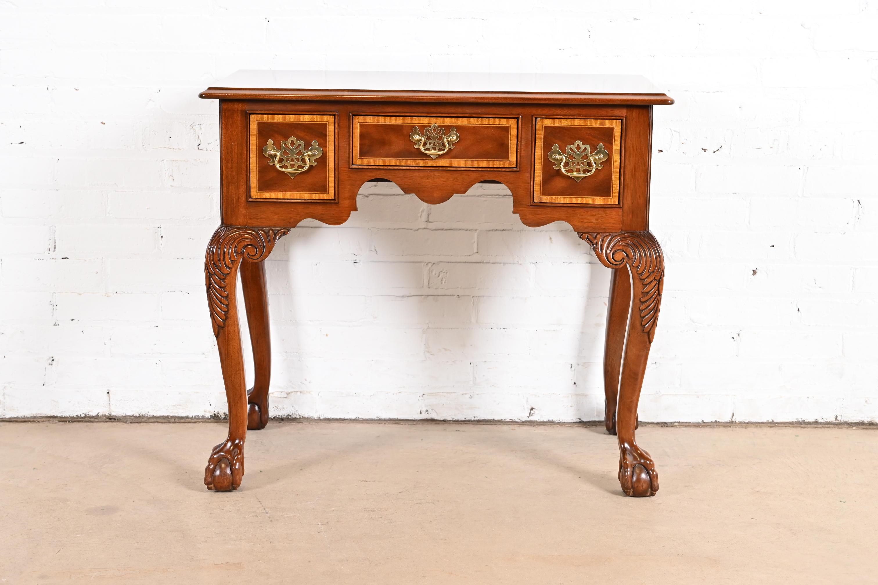 Americano Councill Furniture Chippendale Banded Mahogany Lowboy Dressing or Entry Table (Tavolo da camera o da ingresso) in vendita