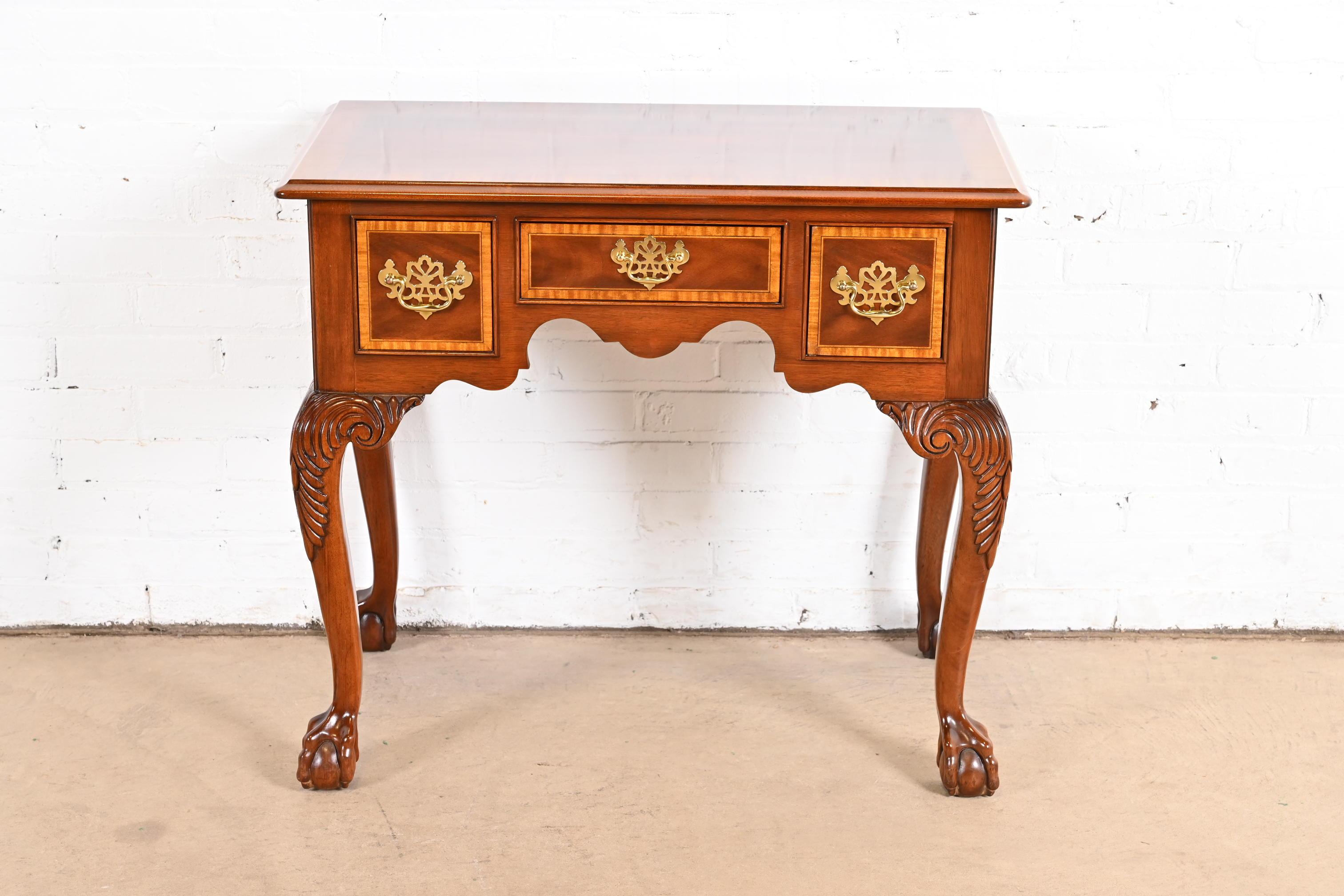 Councill Furniture Chippendale Banded Mahogany Lowboy Dressing or Entry Table (Tavolo da camera o da ingresso) In condizioni buone in vendita a South Bend, IN