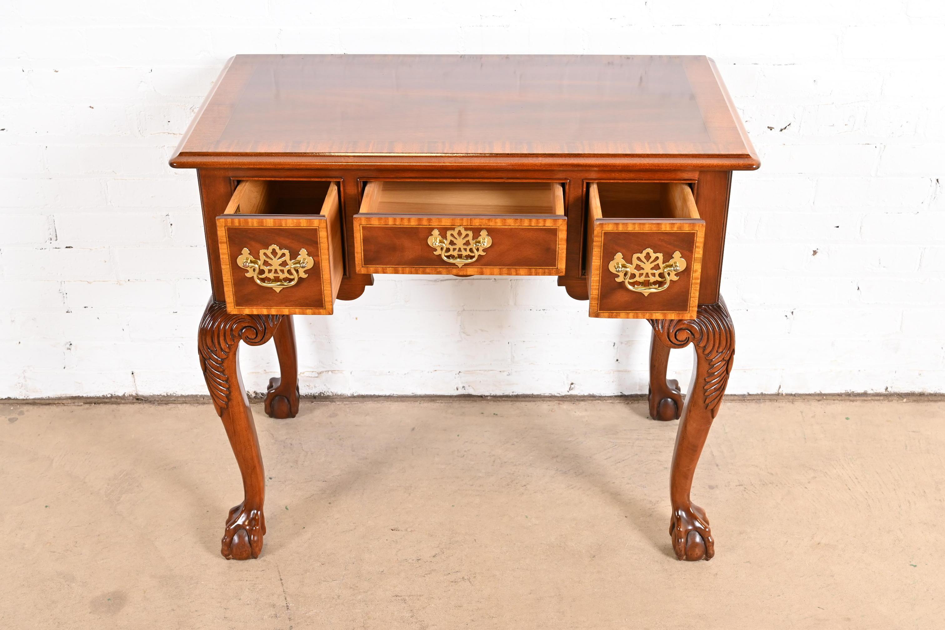 Fine XX secolo Councill Furniture Chippendale Banded Mahogany Lowboy Dressing or Entry Table (Tavolo da camera o da ingresso) in vendita