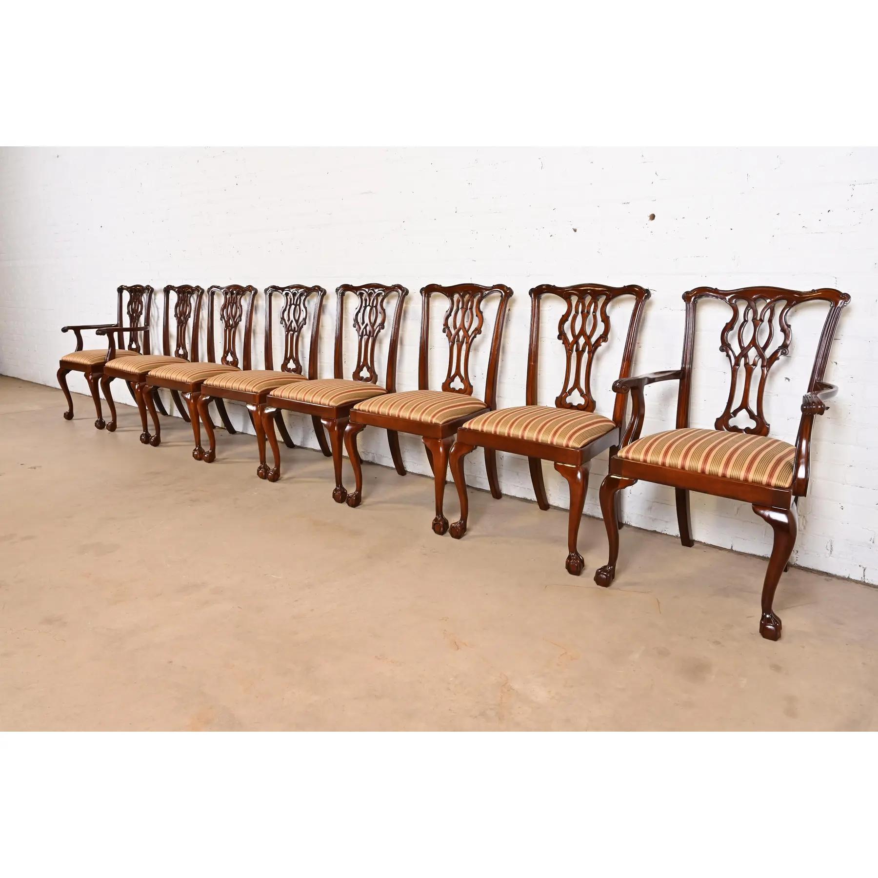 Magnifique ensemble de huit chaises de salle à manger de style Chippendale ou géorgien, avec des pieds en forme de boule et de griffe.

Par Councill Furniture

USA, Circa 1980

Cadres en acajou massif sculpté, avec sièges rembourrés.

Mesures