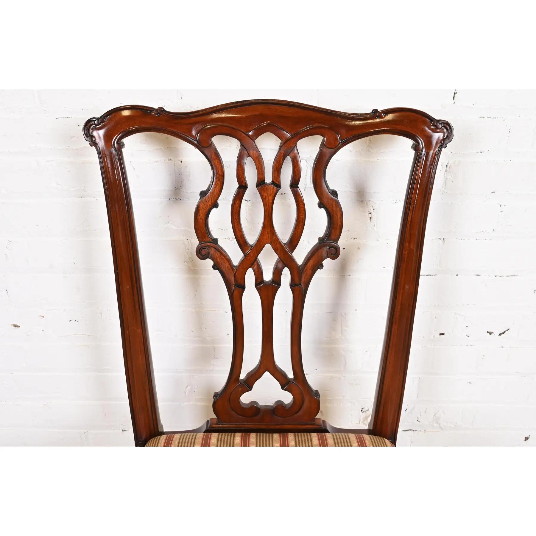 Tissu d'ameublement Councill Furniture Chippendale ensemble de huit chaises de salle à manger en acajou sculpté en vente