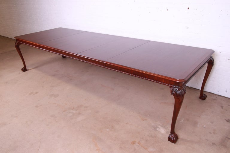 A gorgeous Chippendale style extension dining table

By Councill Furniture

USA, Circa 1980s

Mahogany, with satinwood and ebony string inlay, and carved solid mahogany legs with ball and claw feet.

Measures: 76