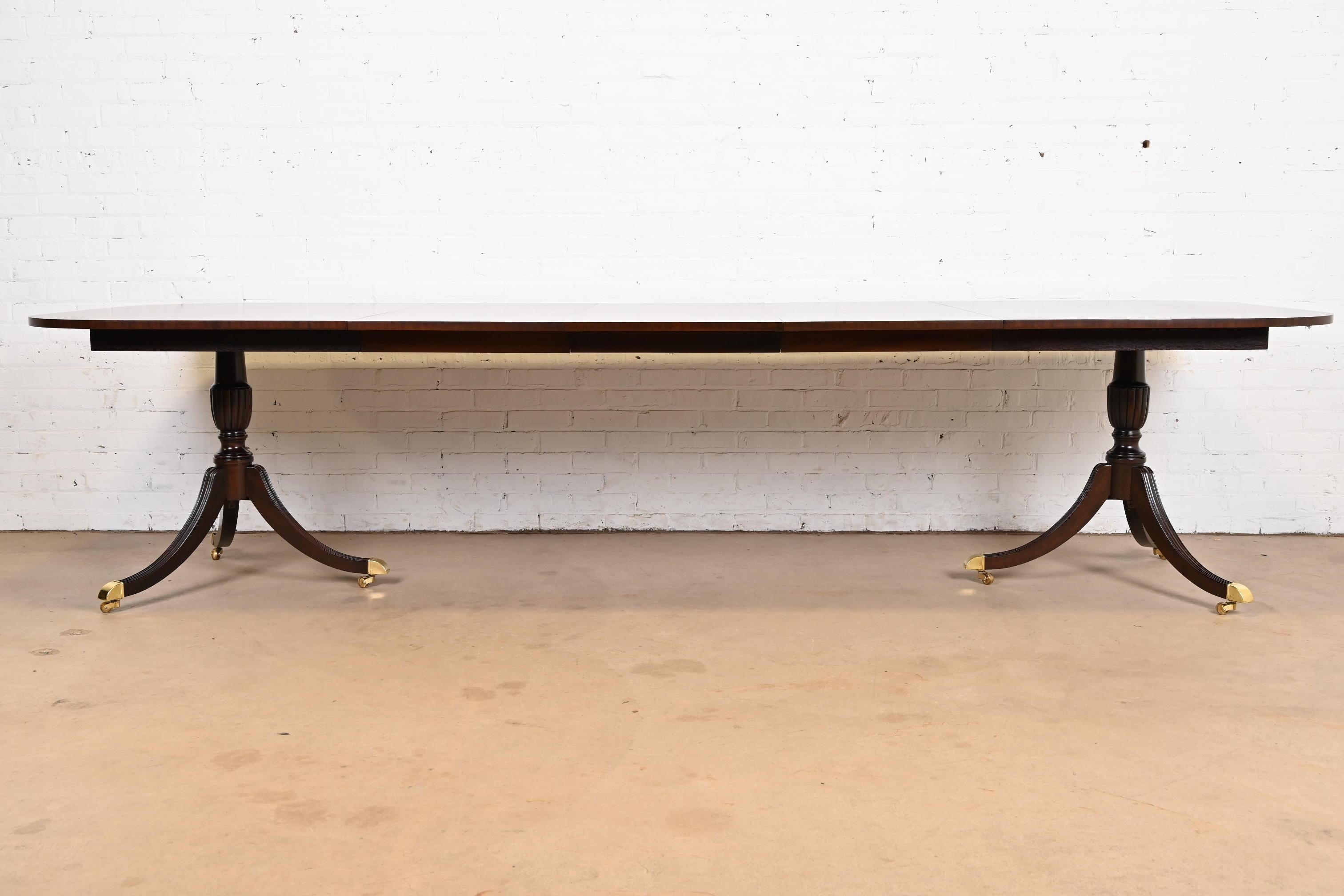 Américain Councill Furniture Georgian Banded Mahogany Double Pedestal Dining Table (table à manger à deux pieds)