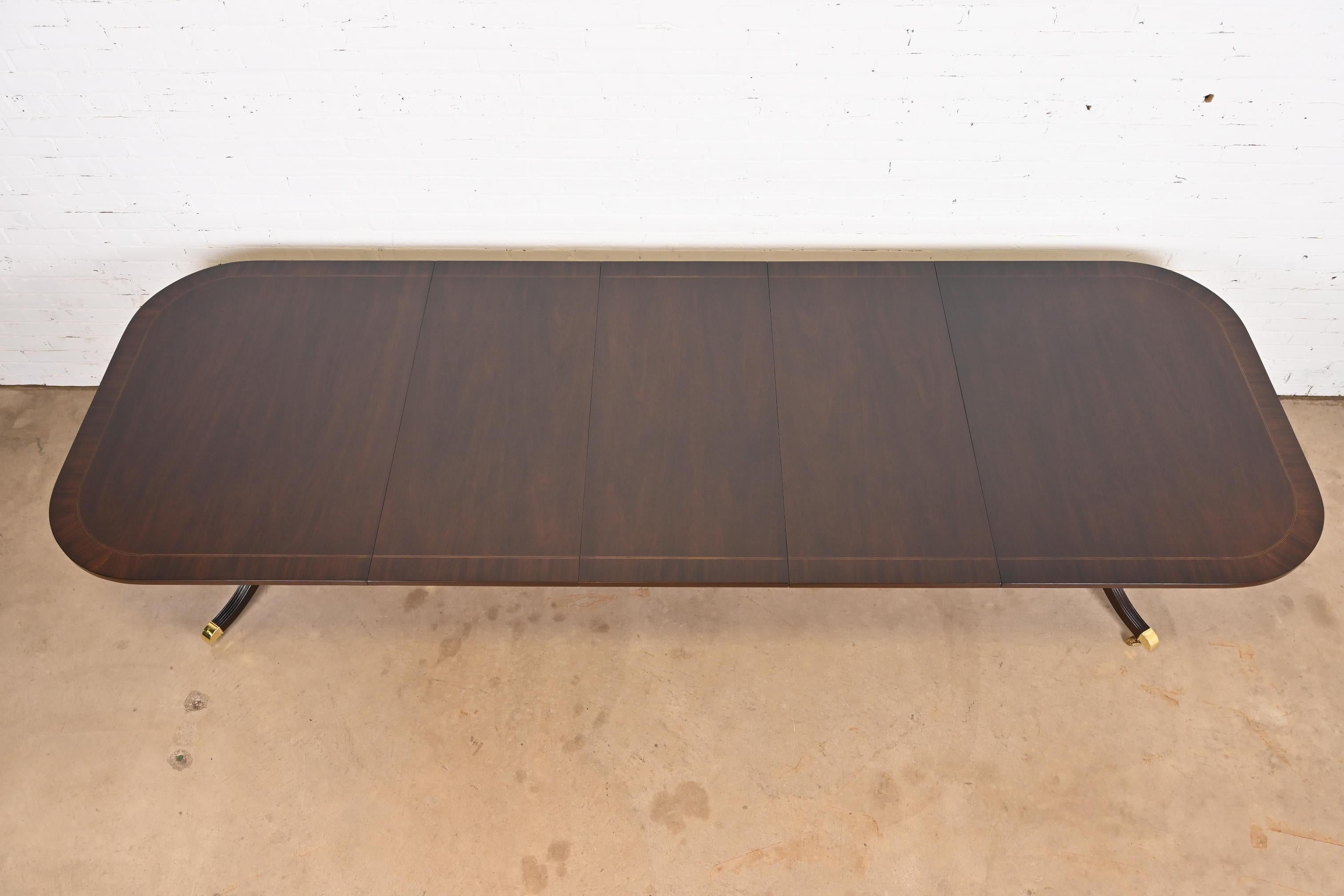 Fin du 20e siècle Councill Furniture Georgian Banded Mahogany Double Pedestal Dining Table (table à manger à deux pieds)