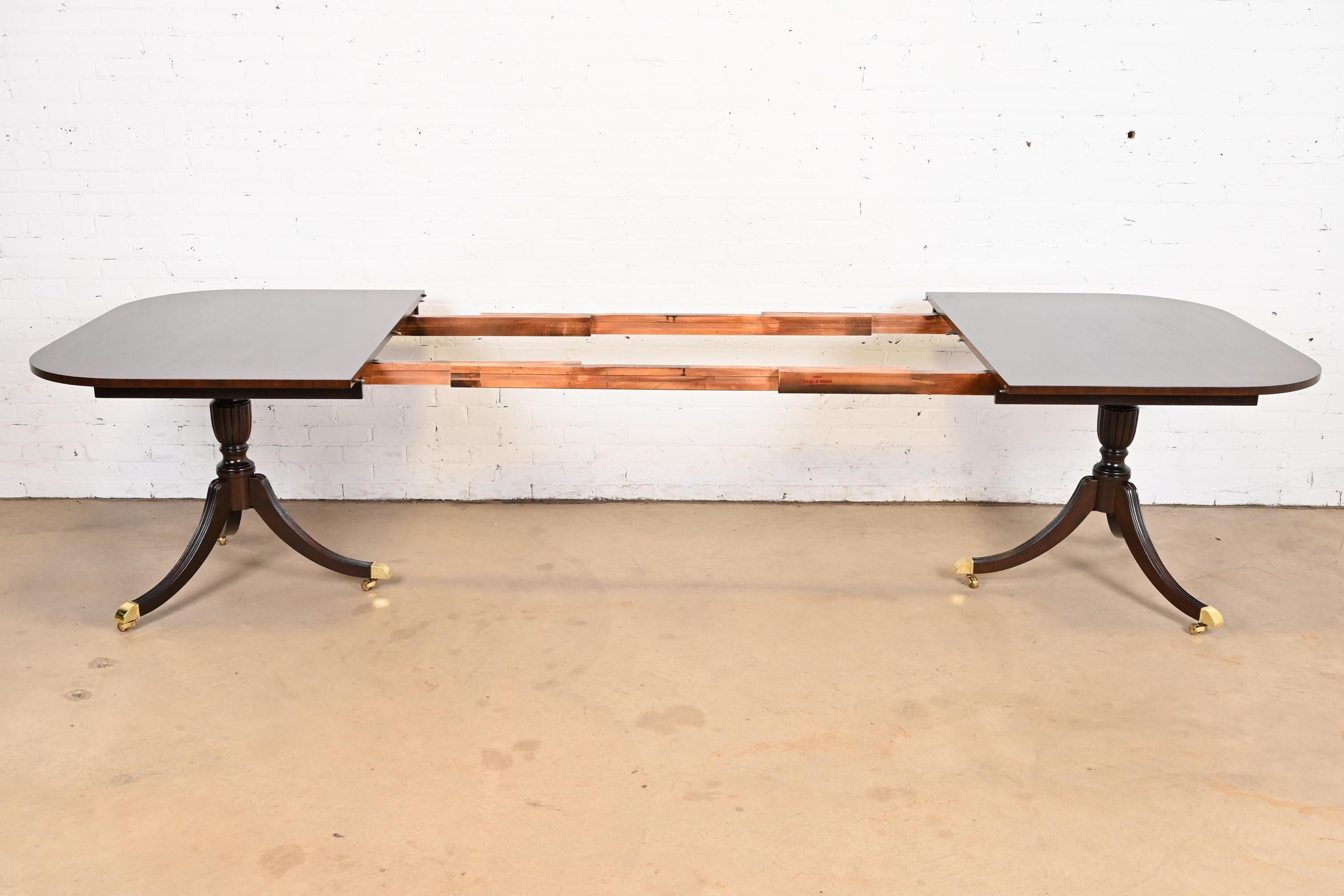 Laiton Councill Furniture Georgian Banded Mahogany Double Pedestal Dining Table (table à manger à deux pieds)