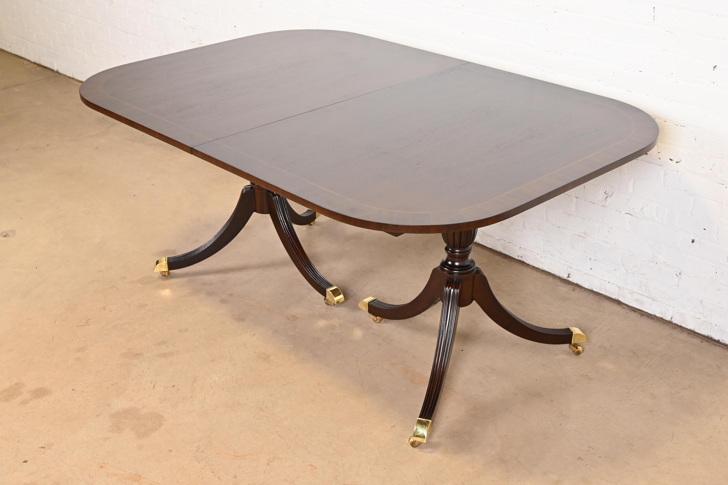 Councill Furniture Georgian Banded Mahogany Double Pedestal Dining Table (table à manger à deux pieds) 2