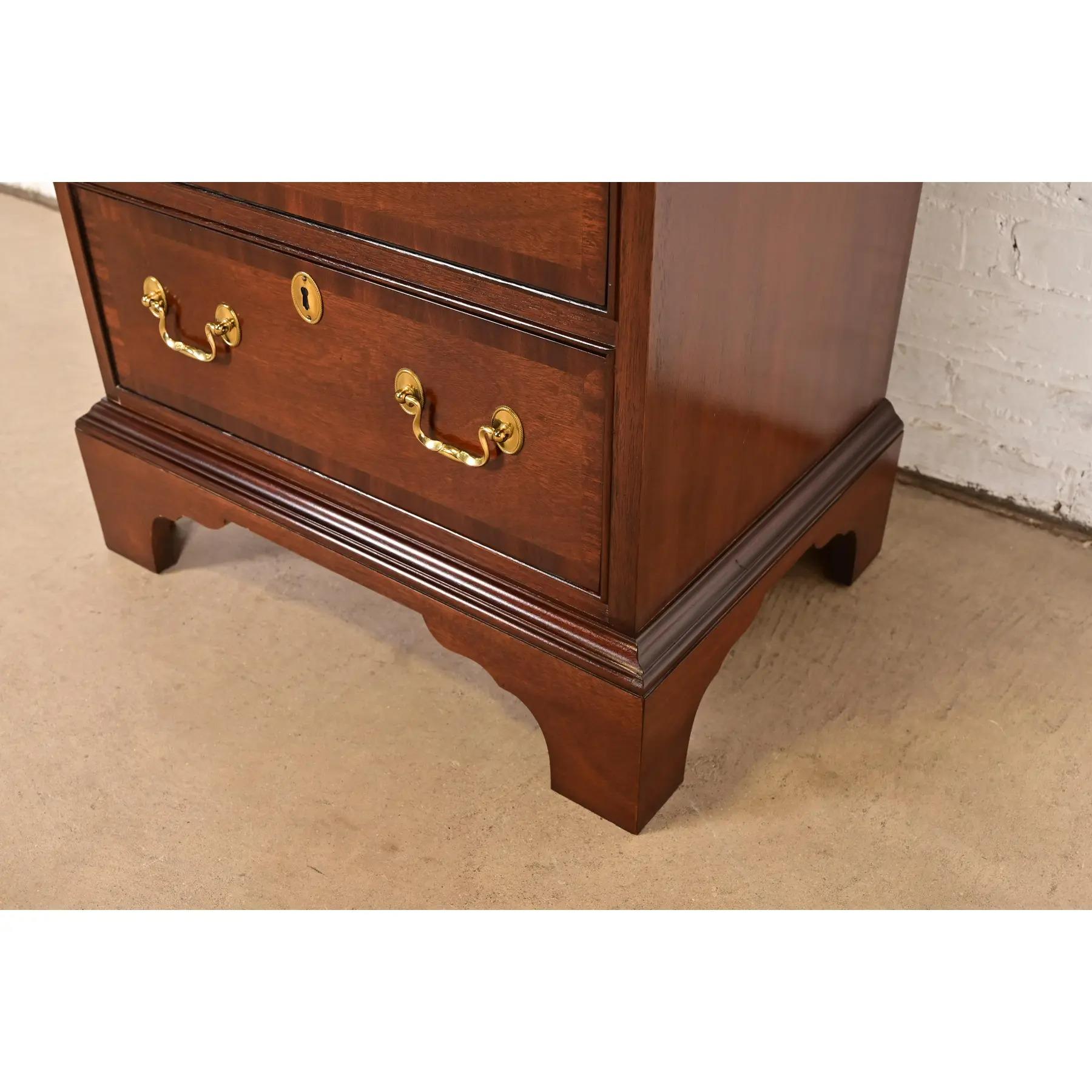 Councill Furniture Cassapanca o Semainier in mogano a fasce georgiano in vendita 4