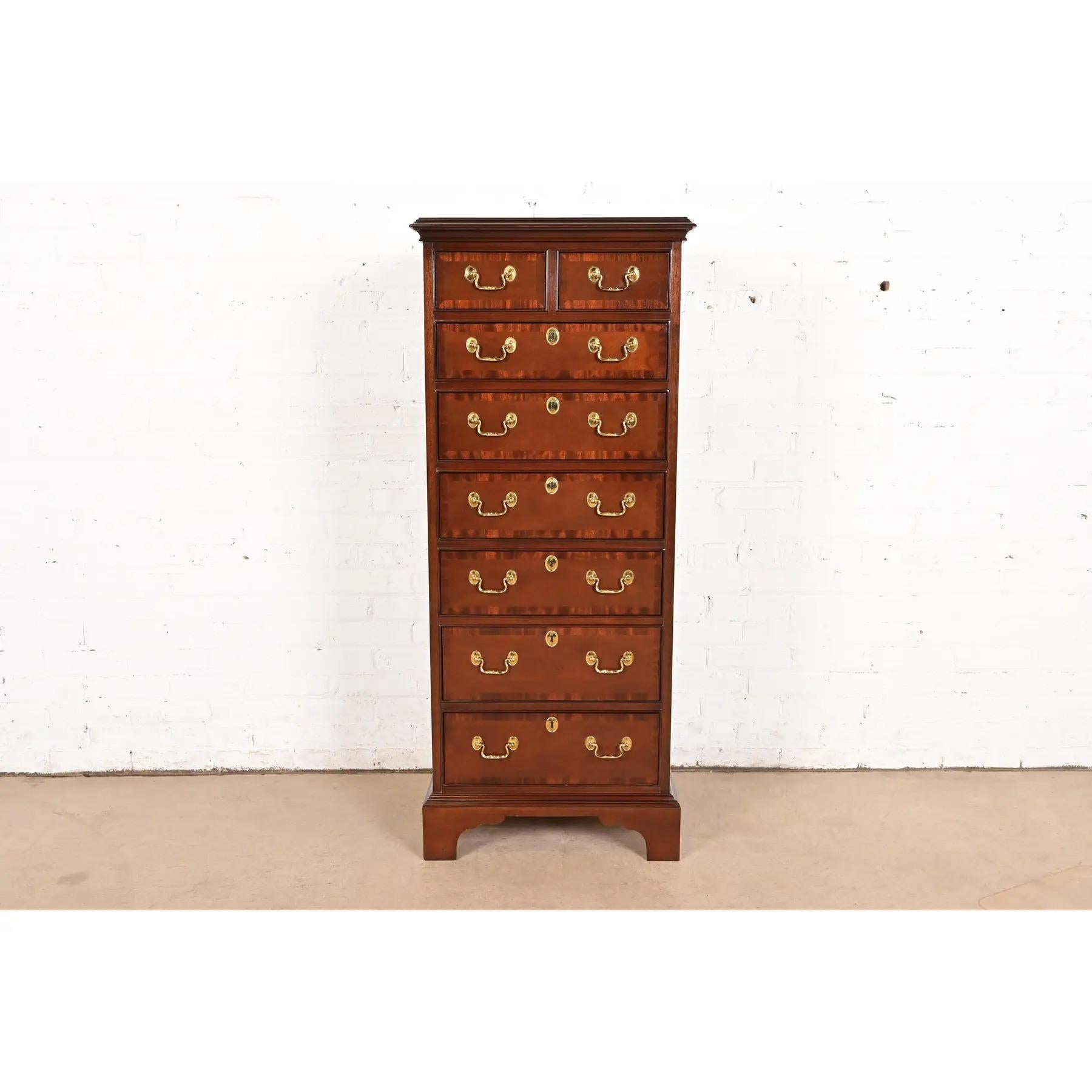 Uno splendido comò a otto cassetti in stile georgiano o Chippendale o una cassapanca per lingerie

Da Councill Furniture

USA, circa anni '1980

Bellissimo mogano a fasce, con ferramenta originale in ottone.

Misure: 22
