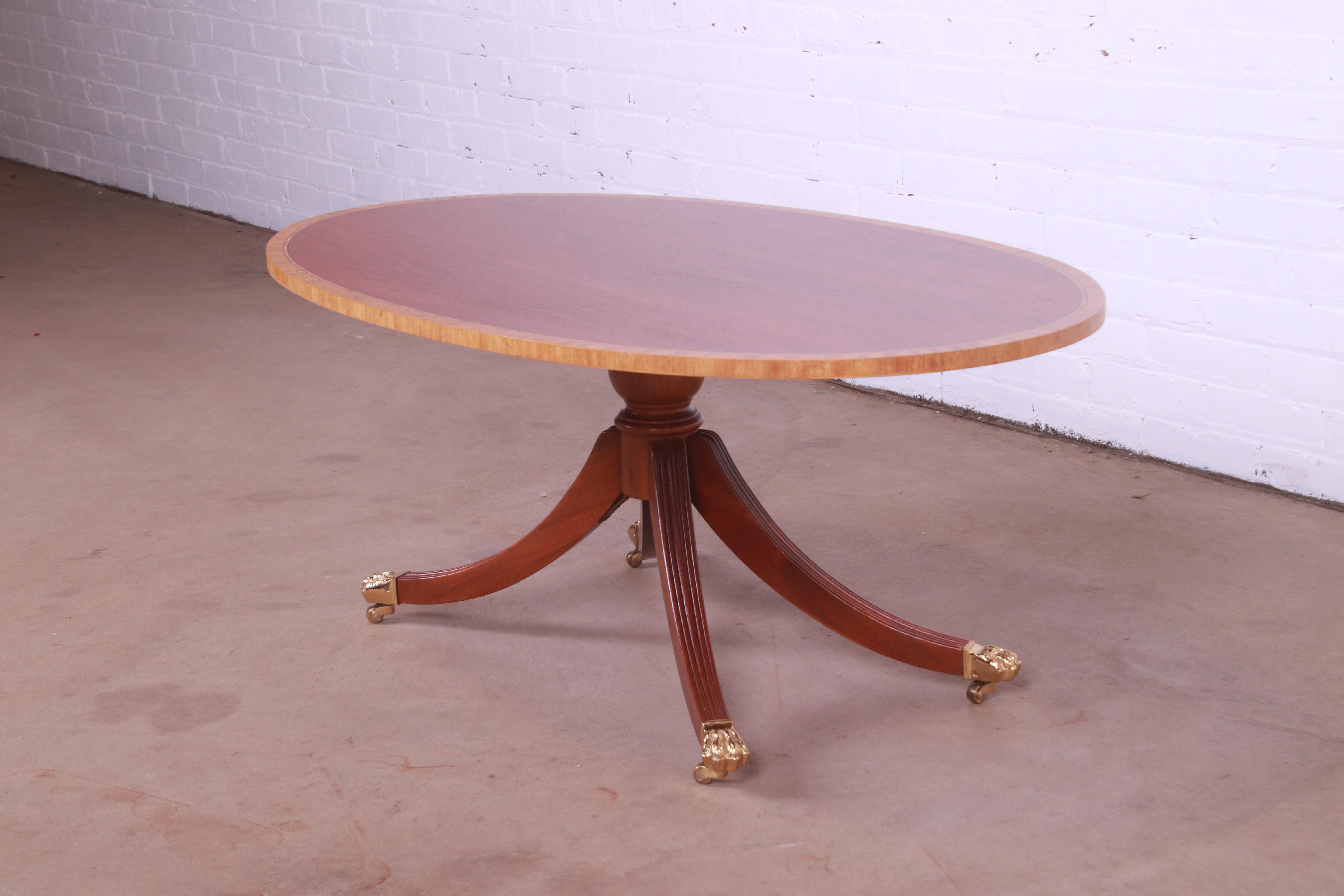 An exceptional Georgian style pedestal coffee table

By Councill Furniture

USA, Circa 1980s

Mahogany, with satinwood banding, carved solid mahogany pedestals, brass-capped paw feet, and brass casters.

Measures: 44