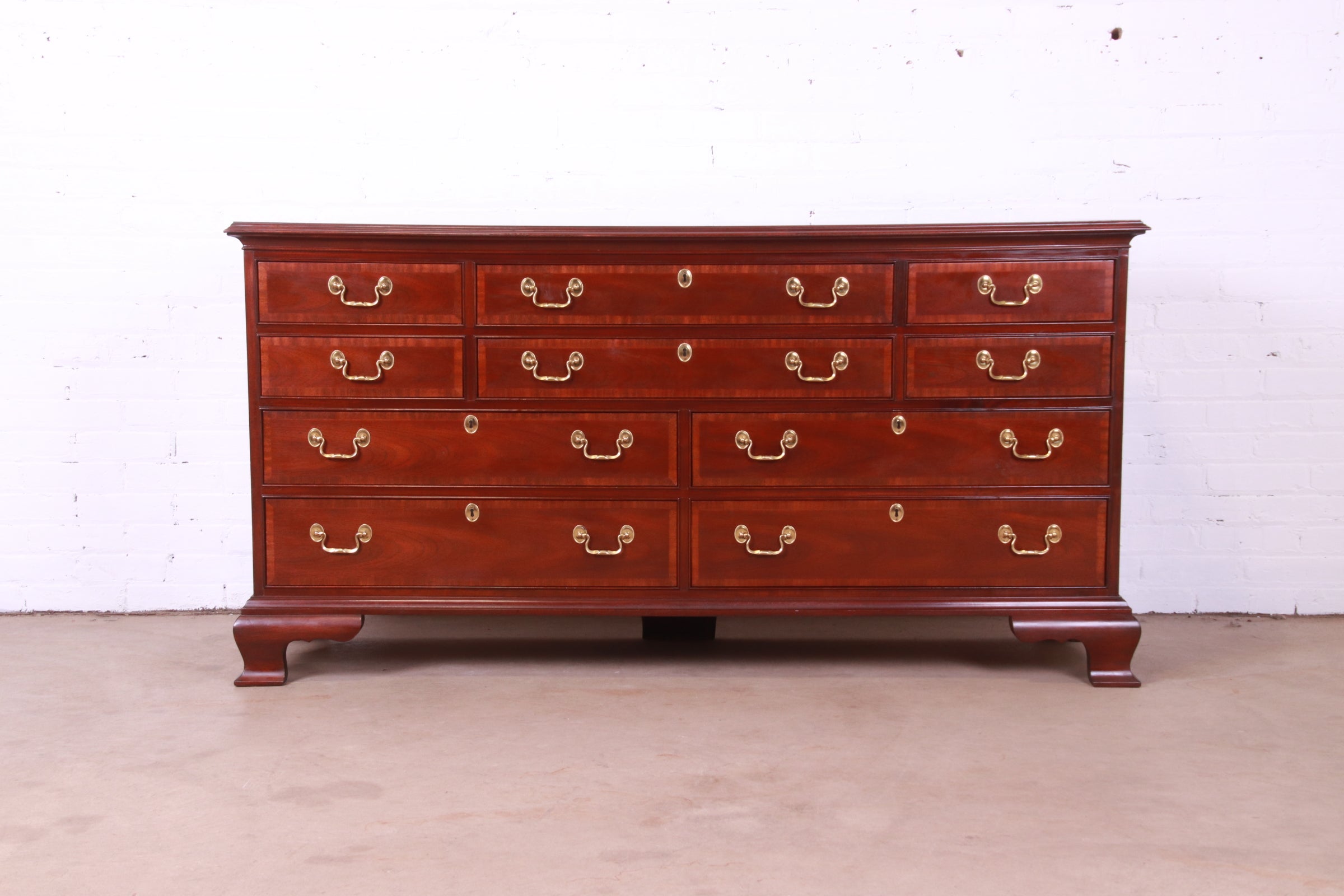An exceptional Georgian or Chippendale style ten-drawer dresser or credenza

By Councill Furniture

USA, Circa 1980s

Banded mahogany, with original brass hardware.

Measures: 66