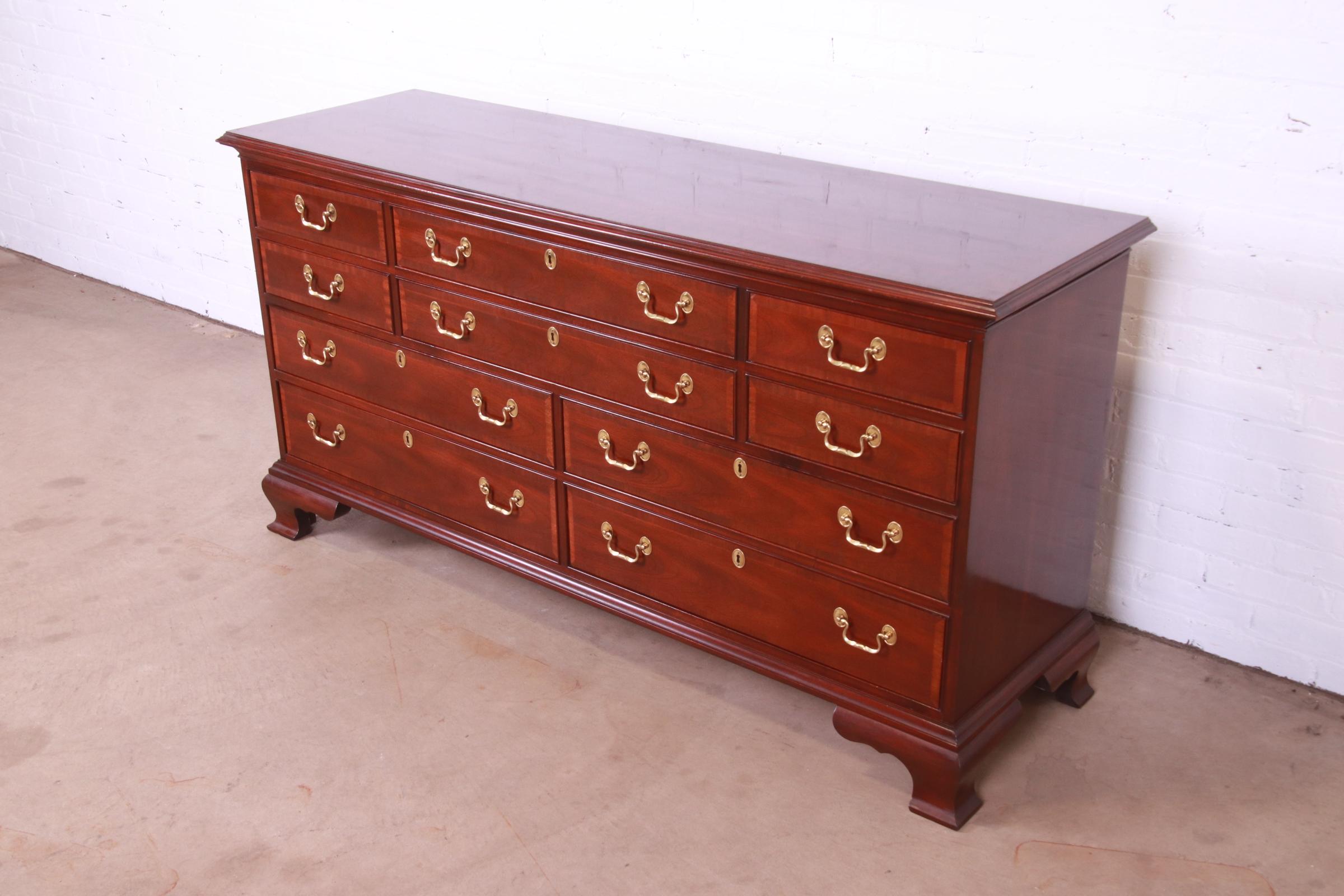 Councill Furniture Georgian Banded Mahogany Ten-Drawer Dresser In Good Condition In South Bend, IN