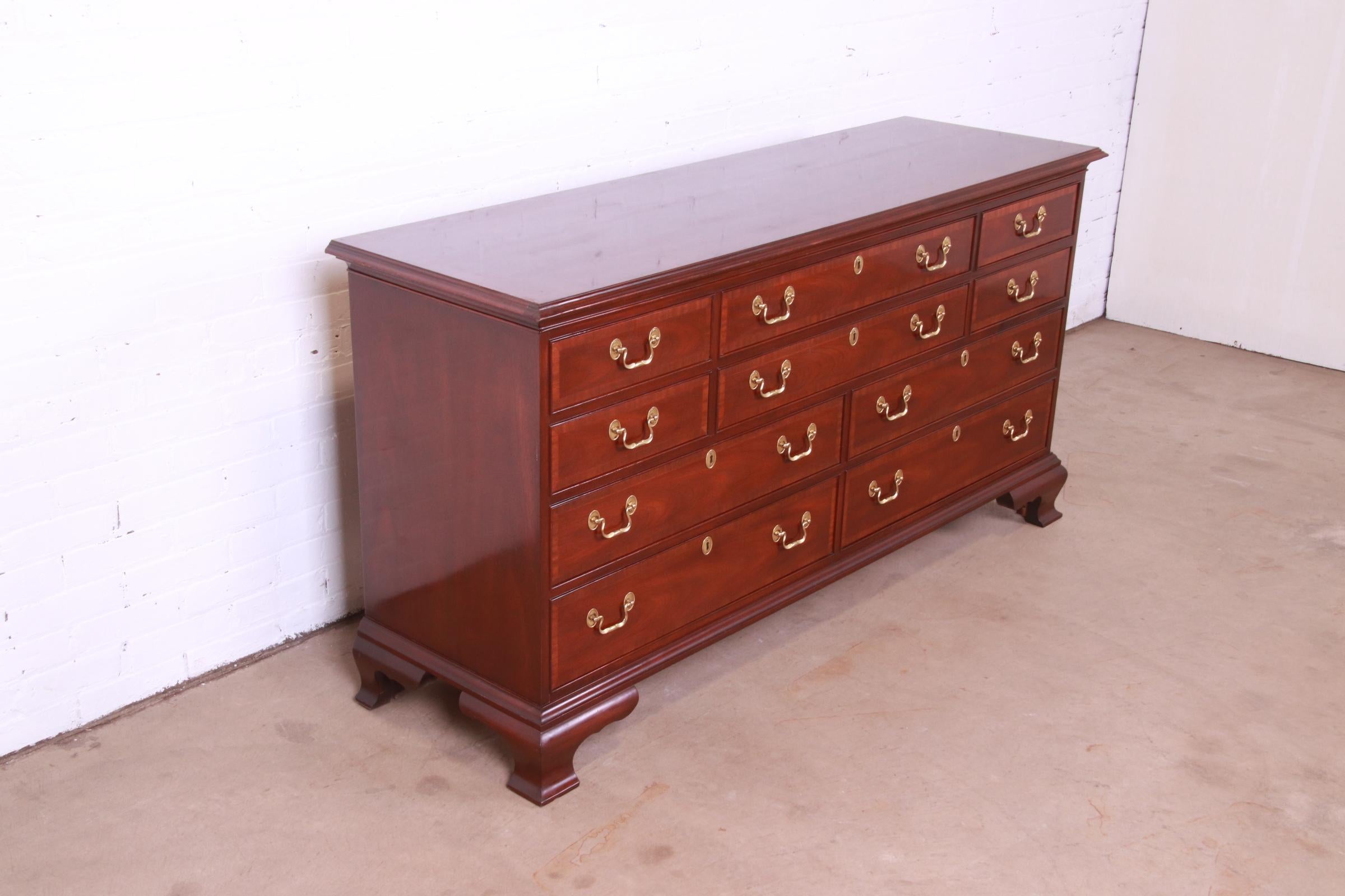 20th Century Councill Furniture Georgian Banded Mahogany Ten-Drawer Dresser