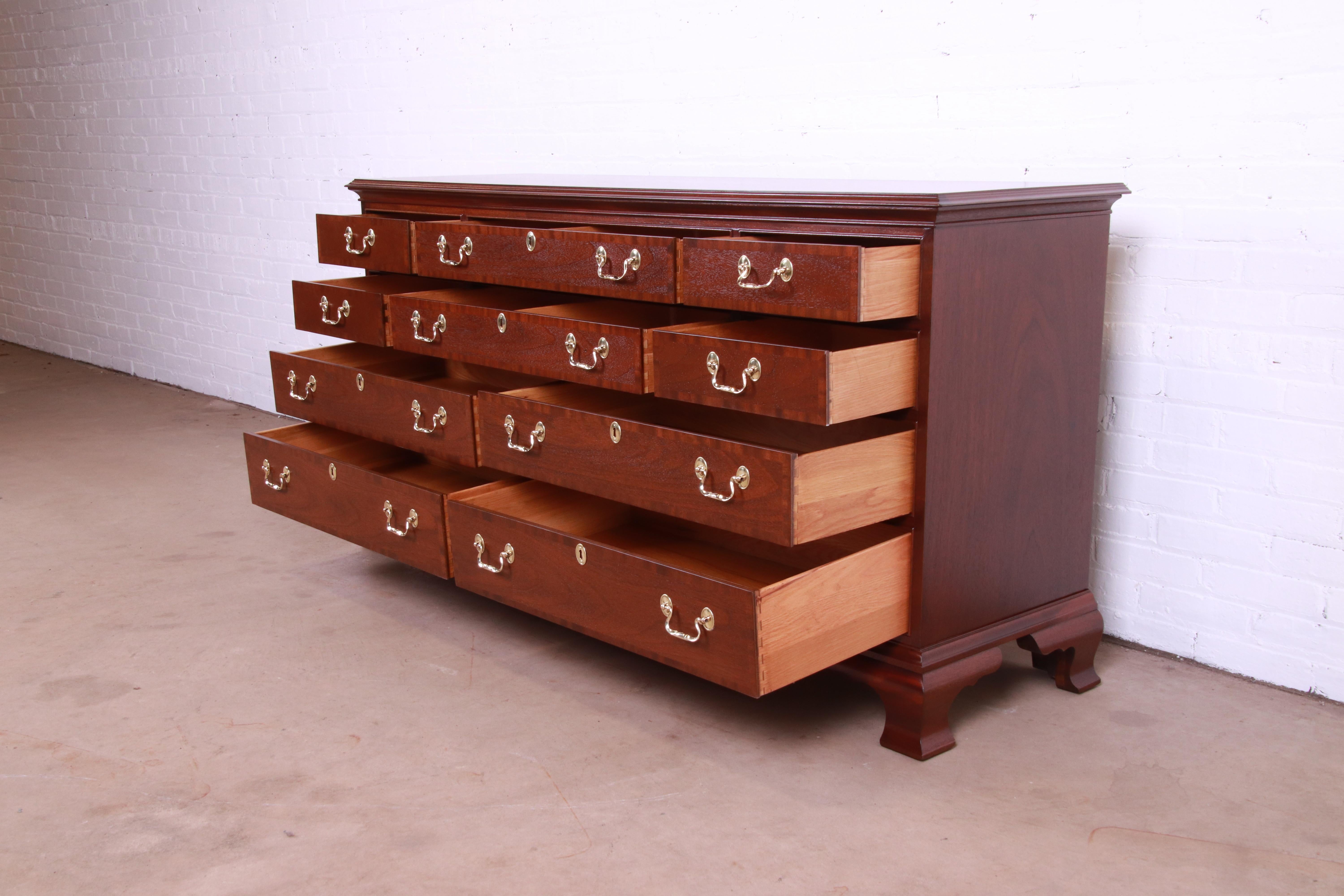 Councill Furniture Georgian Banded Mahogany Ten-Drawer Dresser, Newly Refinished 4