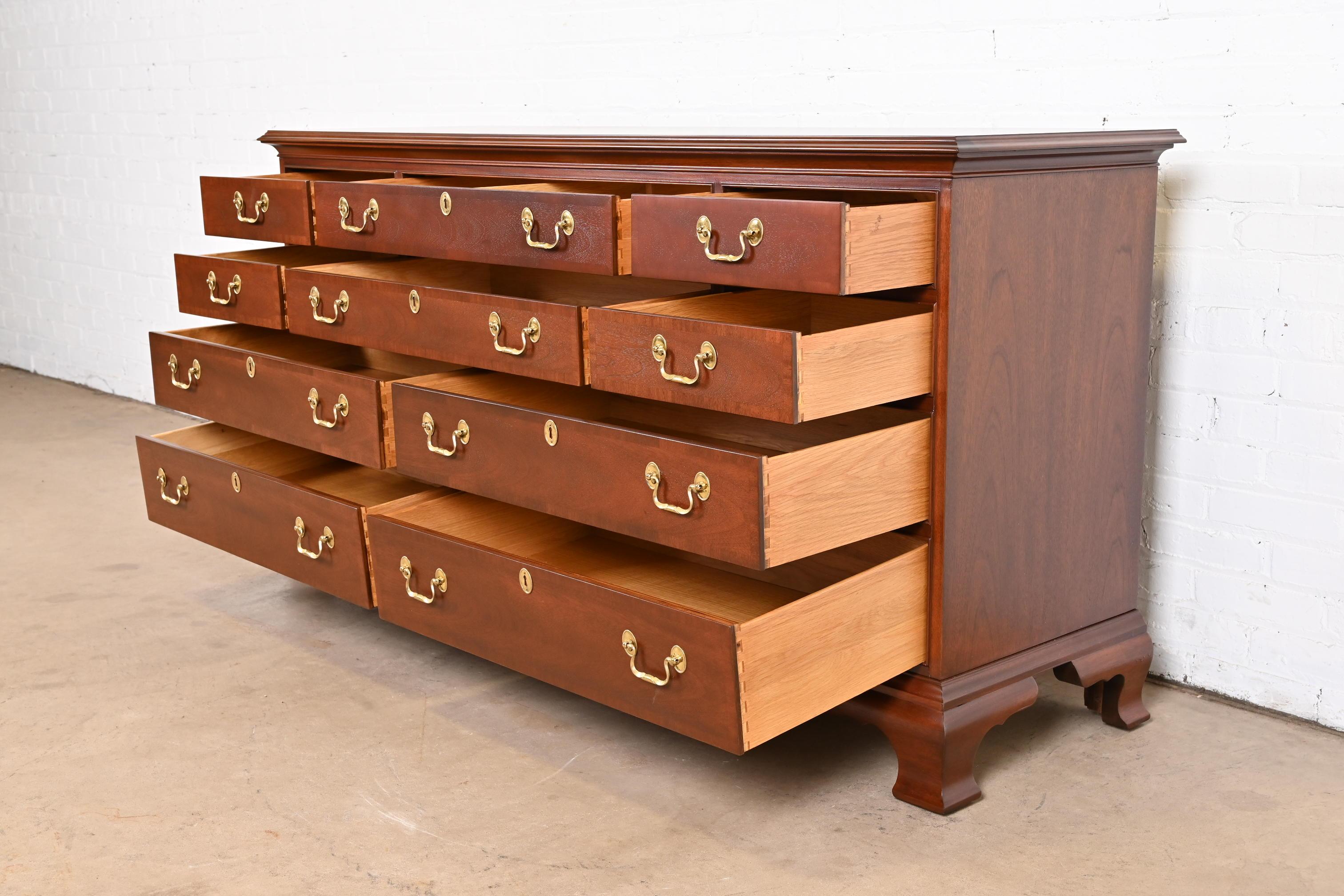 Councill Furniture Georgian Banded Mahogany Ten-Drawer Dresser, Newly Refinished For Sale 3