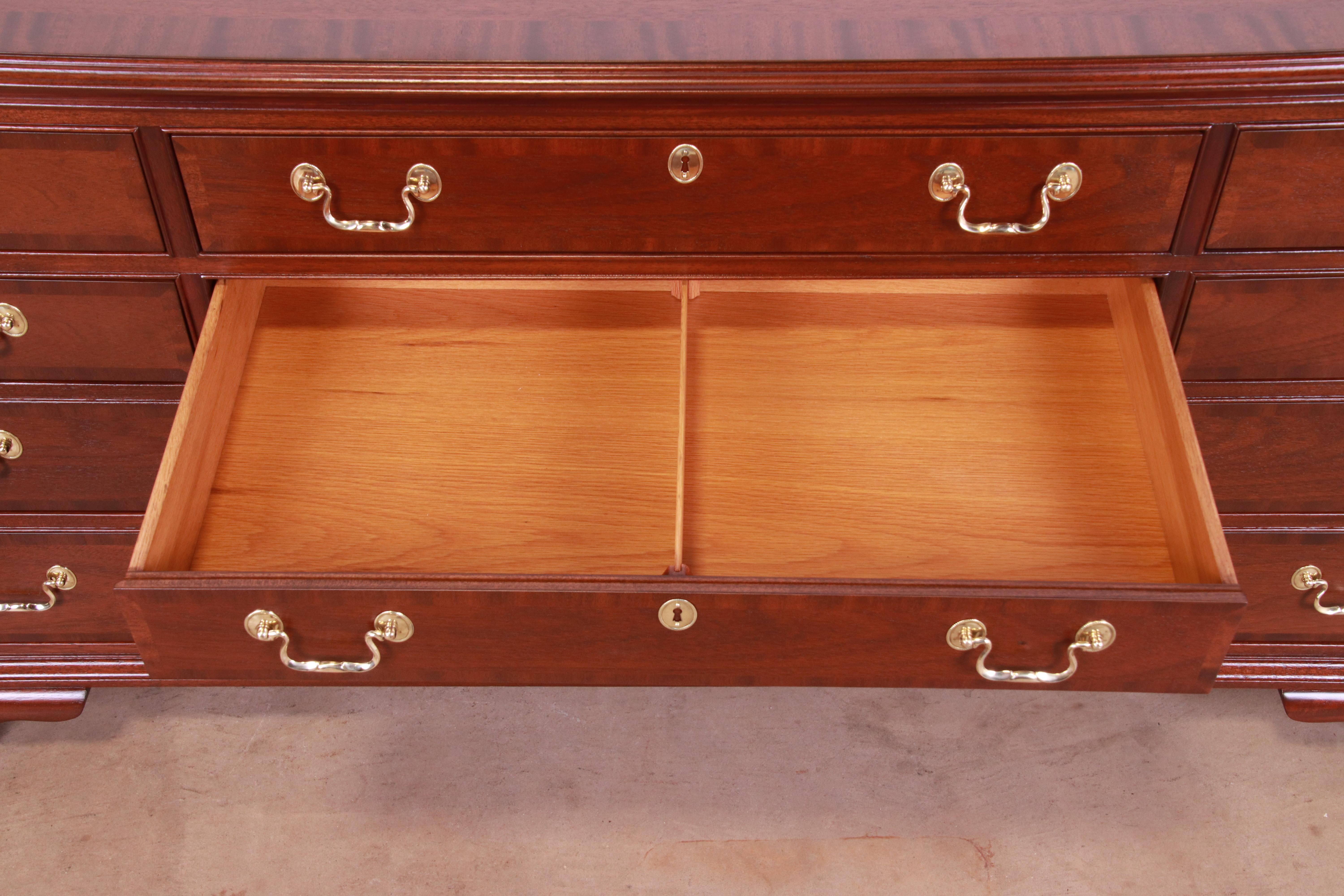 Councill Furniture Georgian Banded Mahogany Ten-Drawer Dresser, Newly Refinished 7