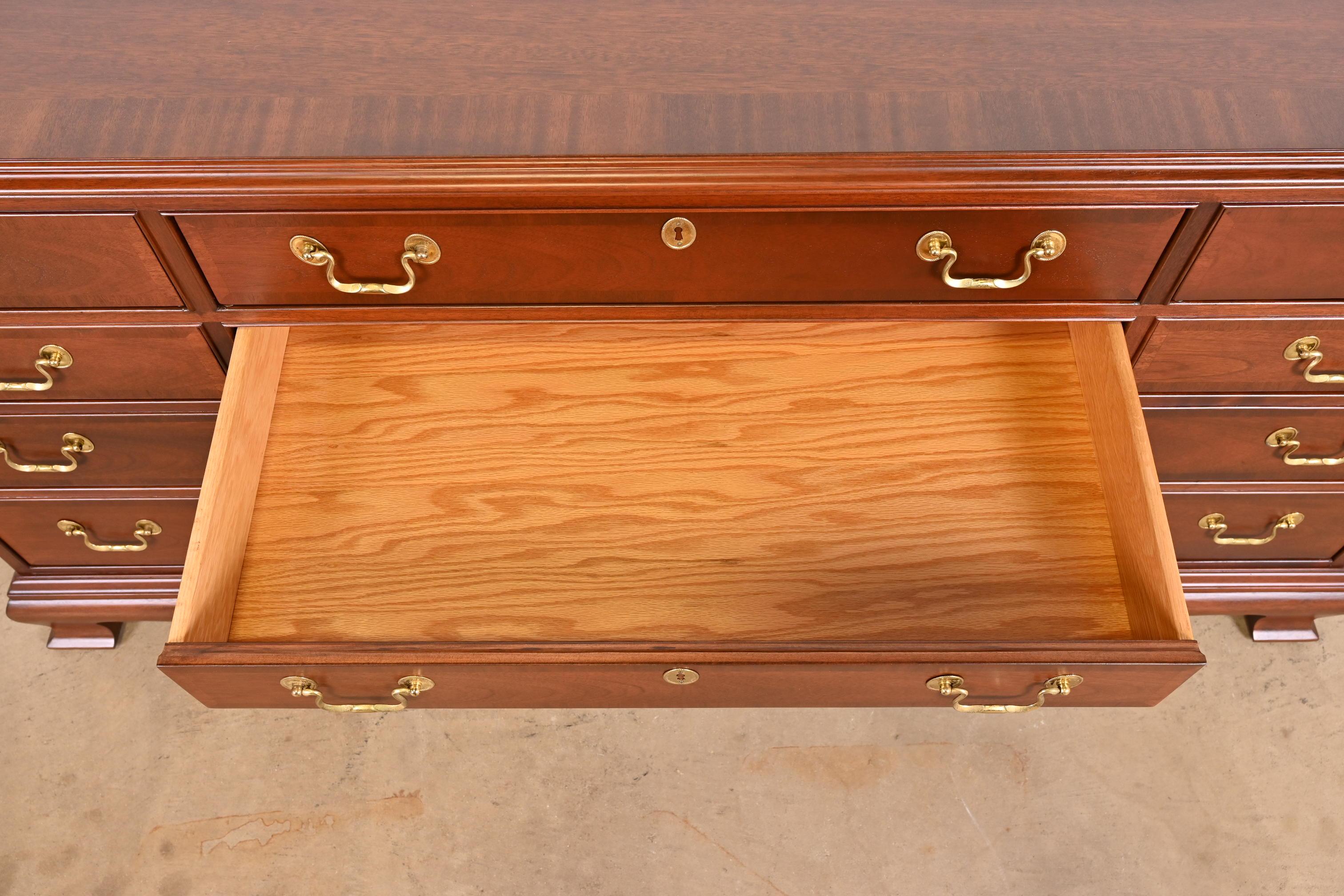 Councill Furniture Georgian Banded Mahogany Ten-Drawer Dresser, Newly Refinished For Sale 6