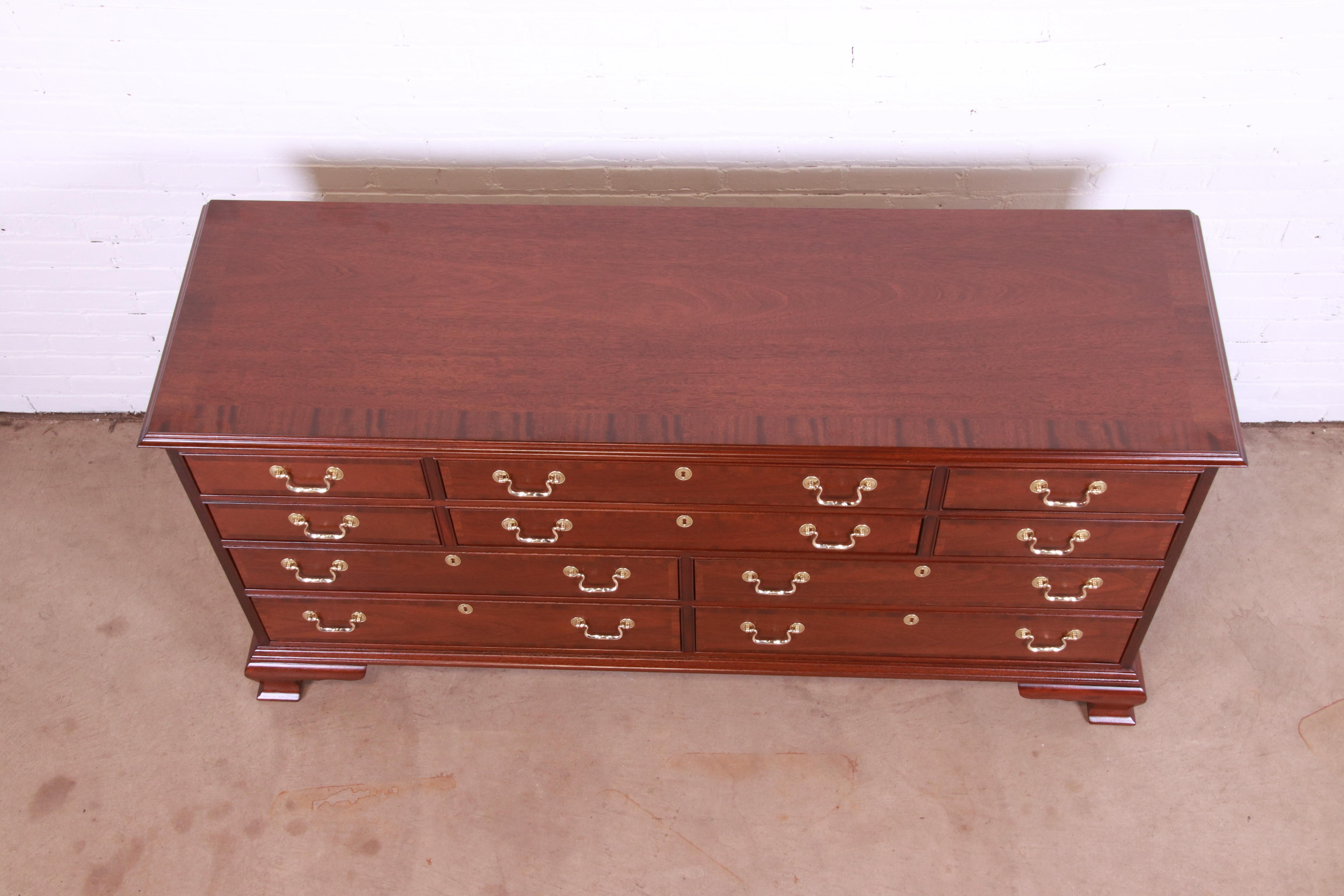 Councill Furniture Georgian Banded Mahogany Ten-Drawer Dresser, Newly Refinished 10