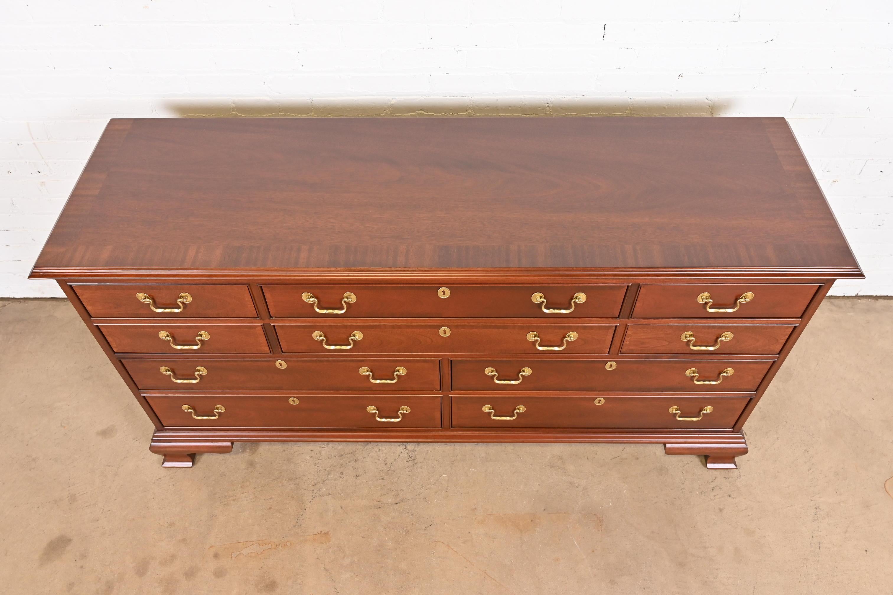 Councill Furniture Georgian Banded Mahogany Ten-Drawer Dresser, Newly Refinished For Sale 9