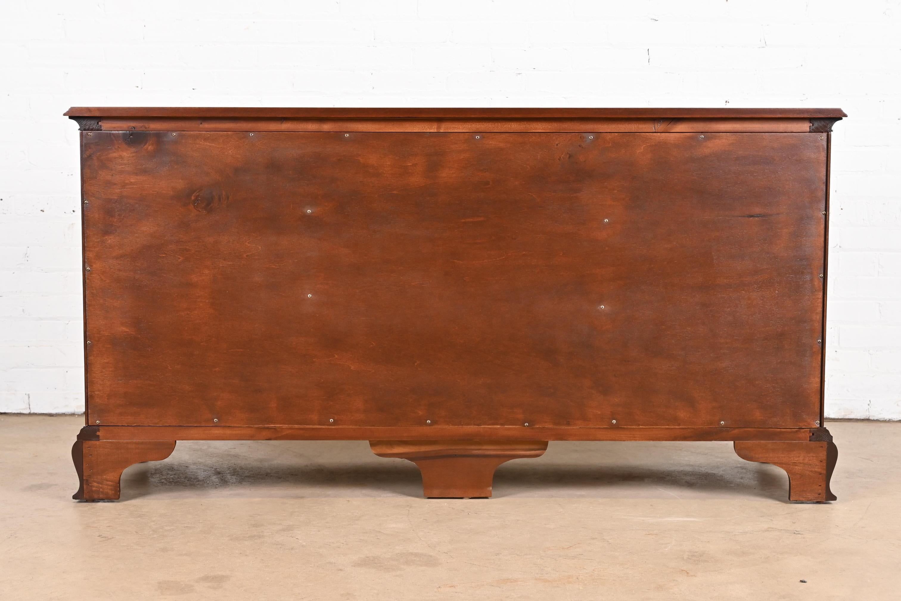 Councill Furniture Georgian Banded Mahogany Ten-Drawer Dresser, Newly Refinished For Sale 11