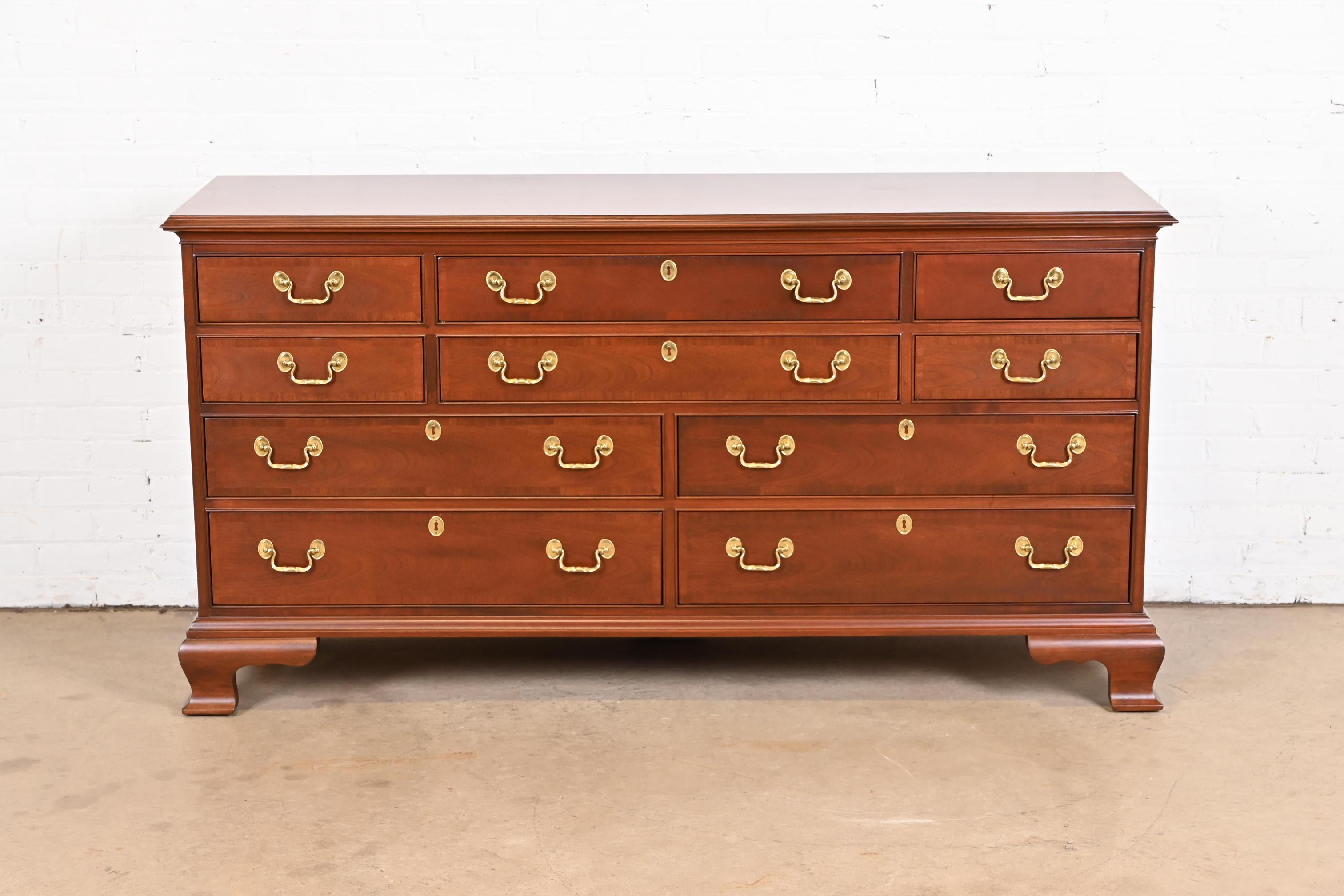 American Councill Furniture Georgian Banded Mahogany Ten-Drawer Dresser, Newly Refinished For Sale