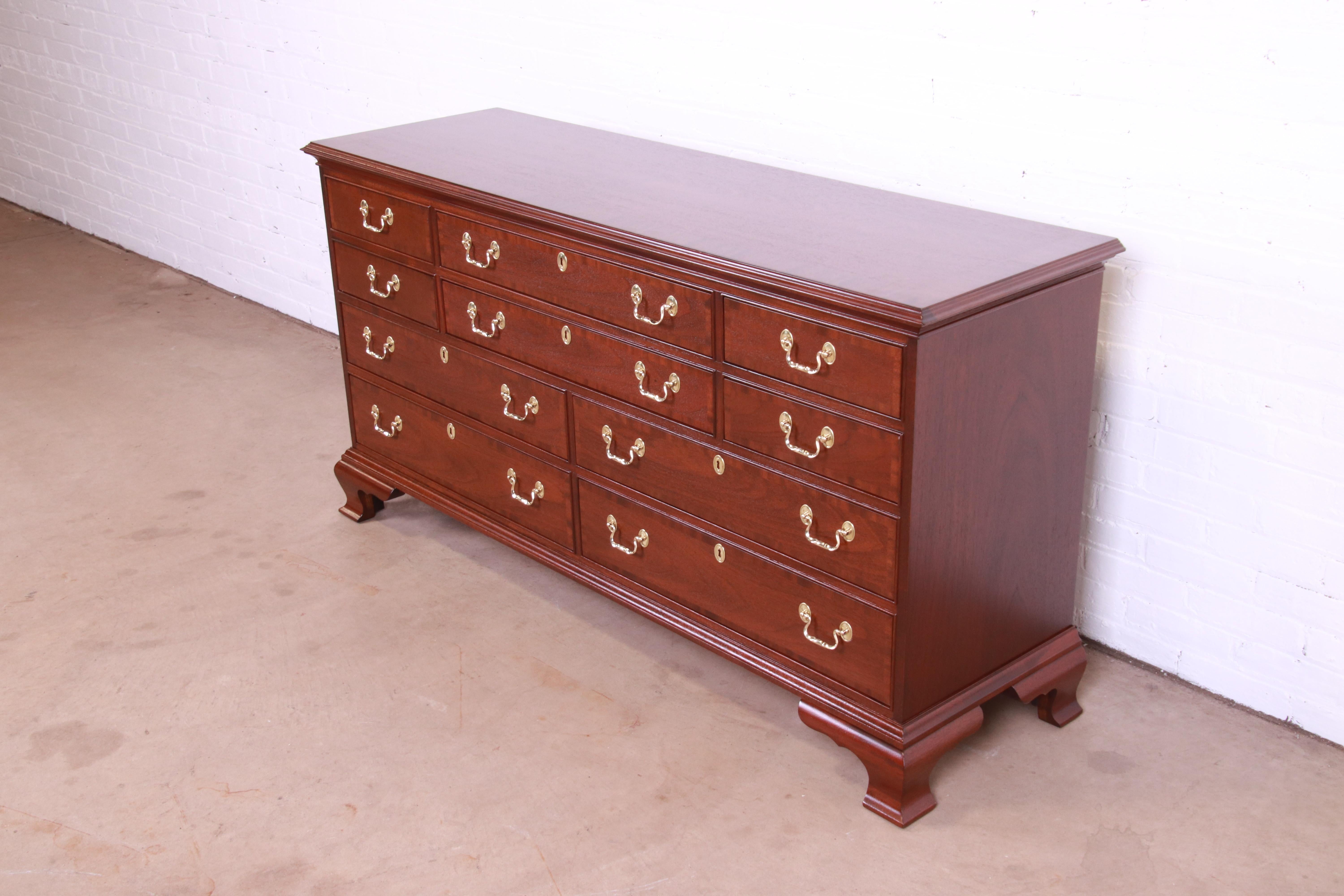 Councill Furniture Georgian Banded Mahogany Ten-Drawer Dresser, Newly Refinished In Good Condition In South Bend, IN