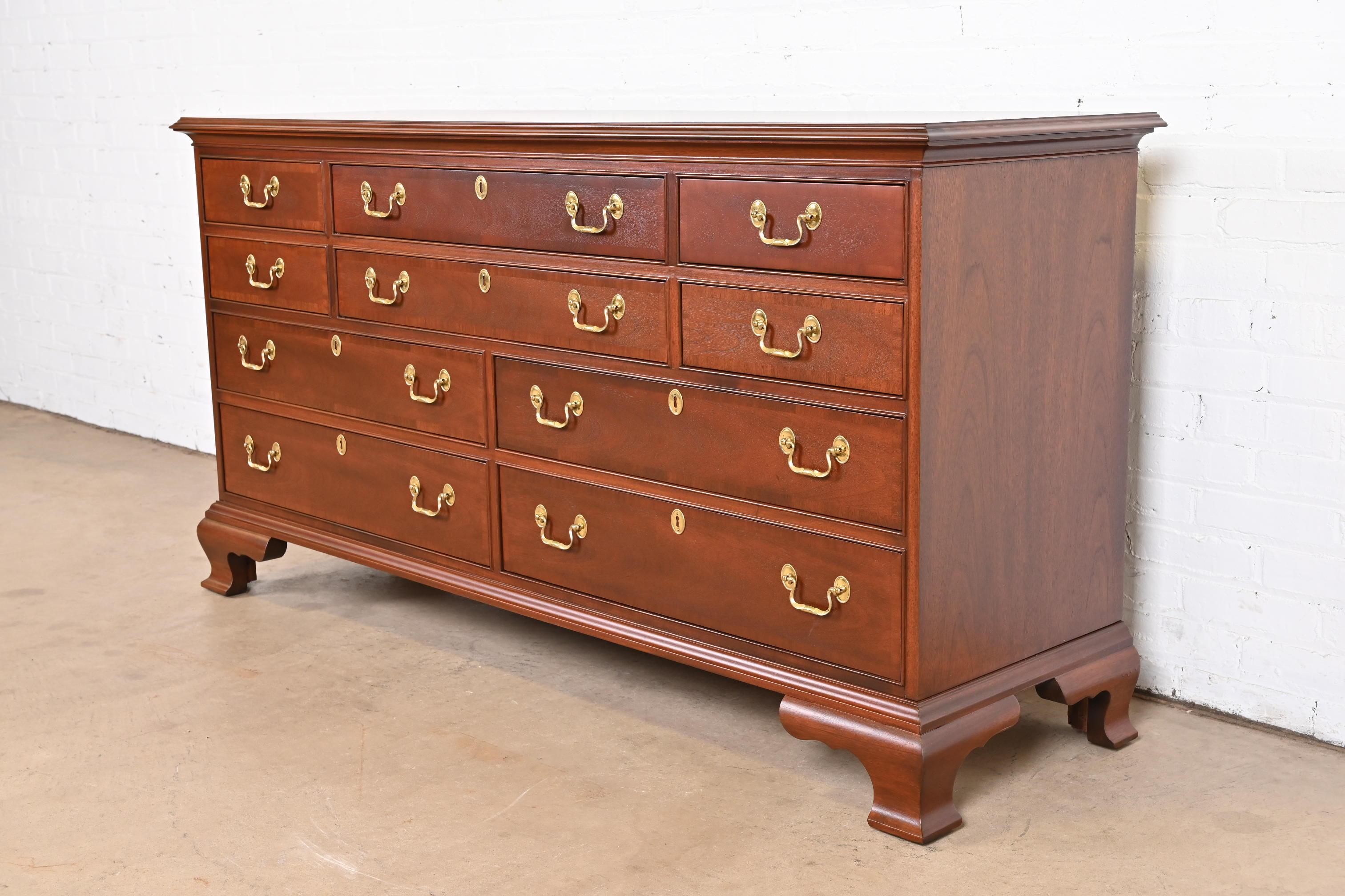 Councill Furniture Georgian Banded Mahogany Ten-Drawer Dresser, Newly Refinished In Good Condition For Sale In South Bend, IN