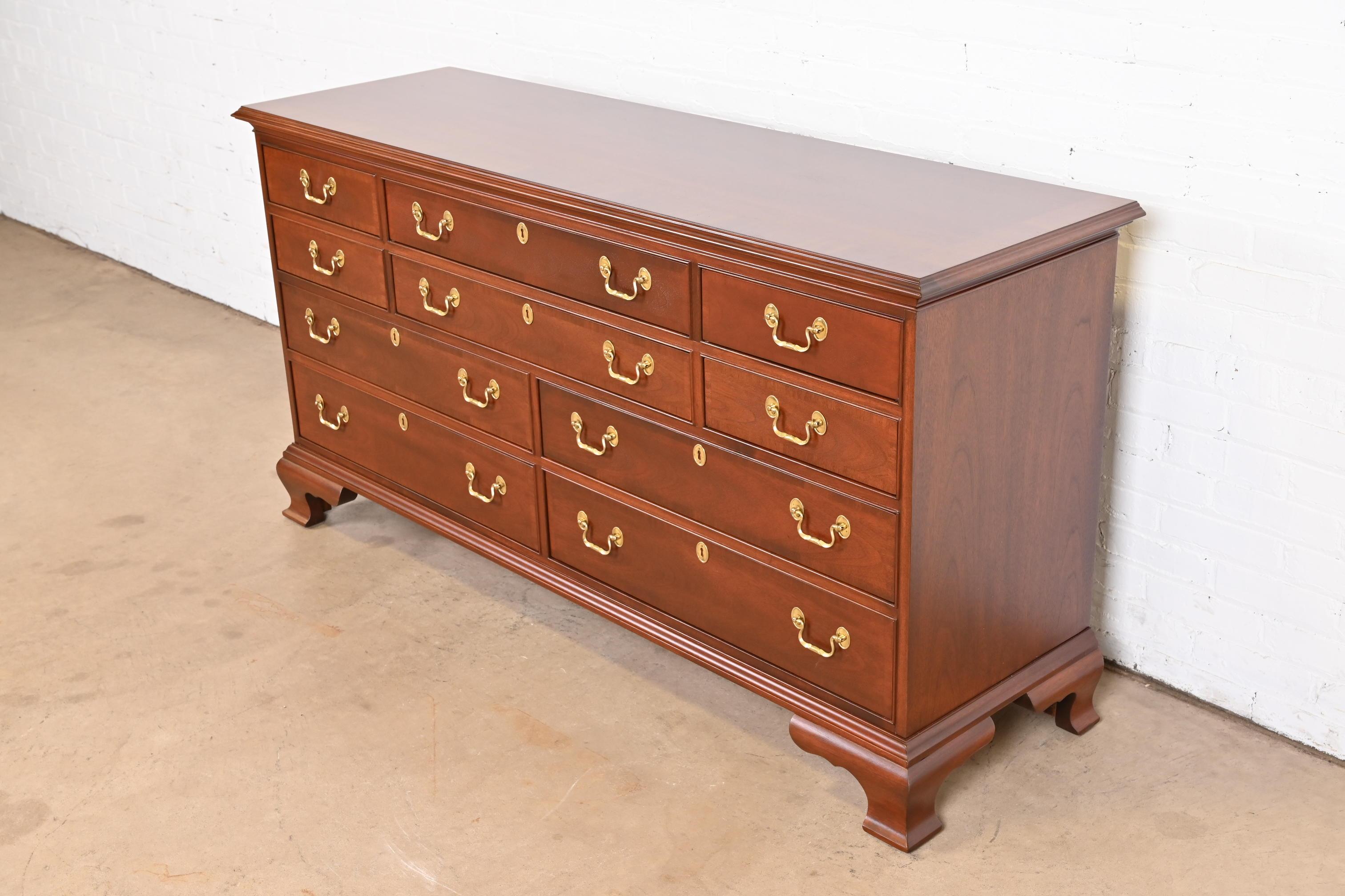 Councill Furniture Georgian Banded Mahogany Ten-Drawer Dresser, Newly Refinished In Good Condition For Sale In South Bend, IN