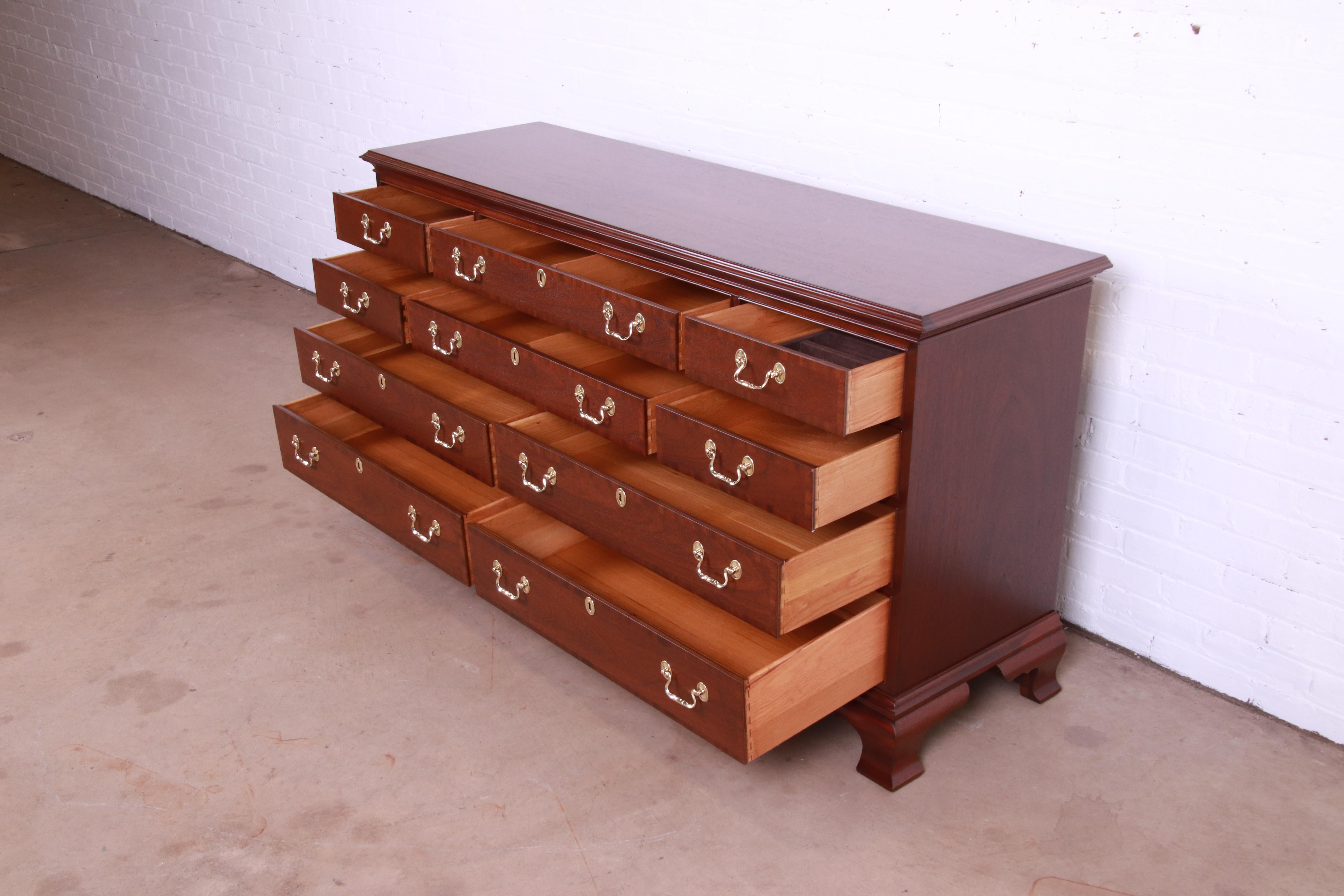 Councill Furniture Georgian Banded Mahogany Ten-Drawer Dresser, Newly Refinished 3