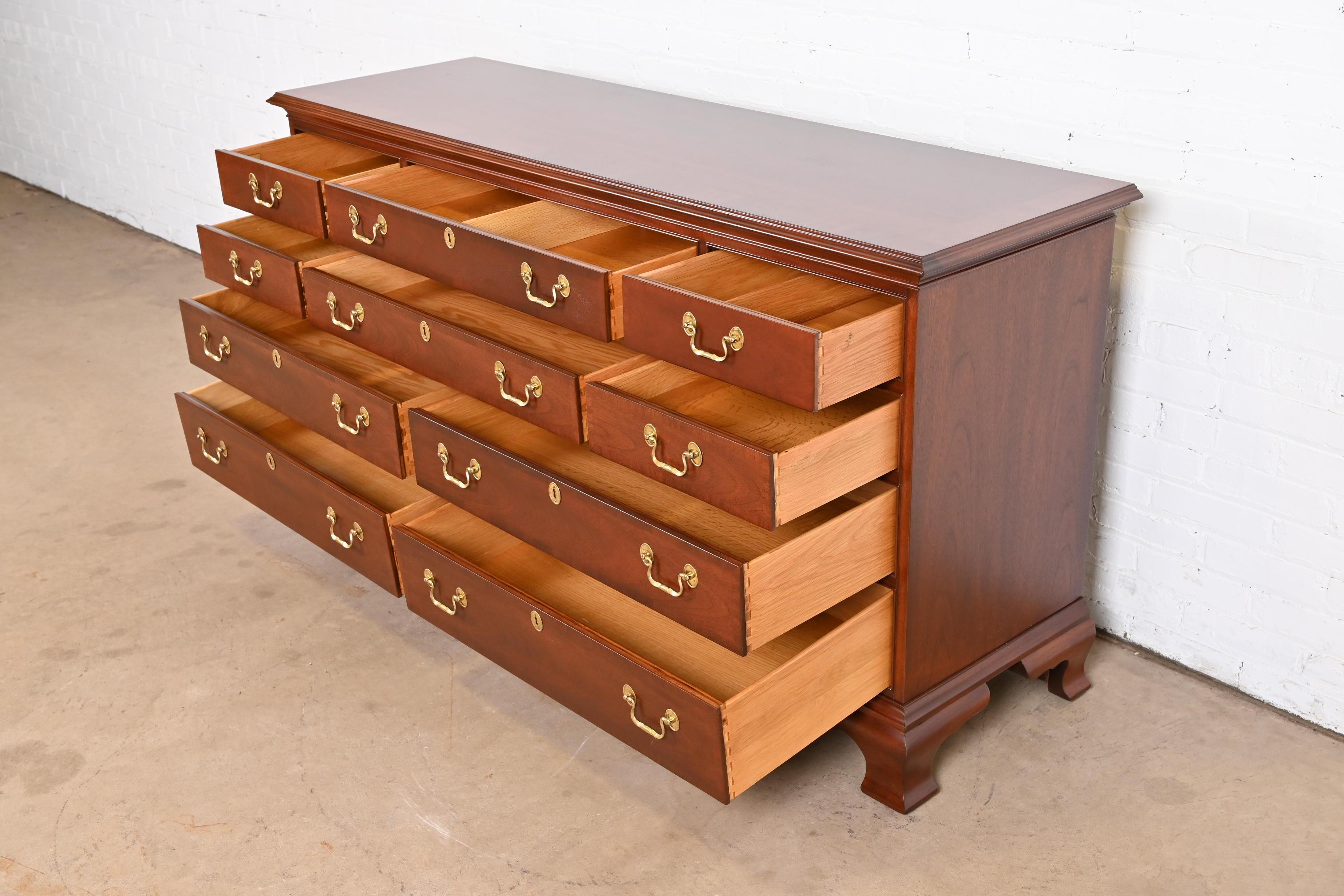 Councill Furniture Georgian Banded Mahogany Ten-Drawer Dresser, Newly Refinished For Sale 3