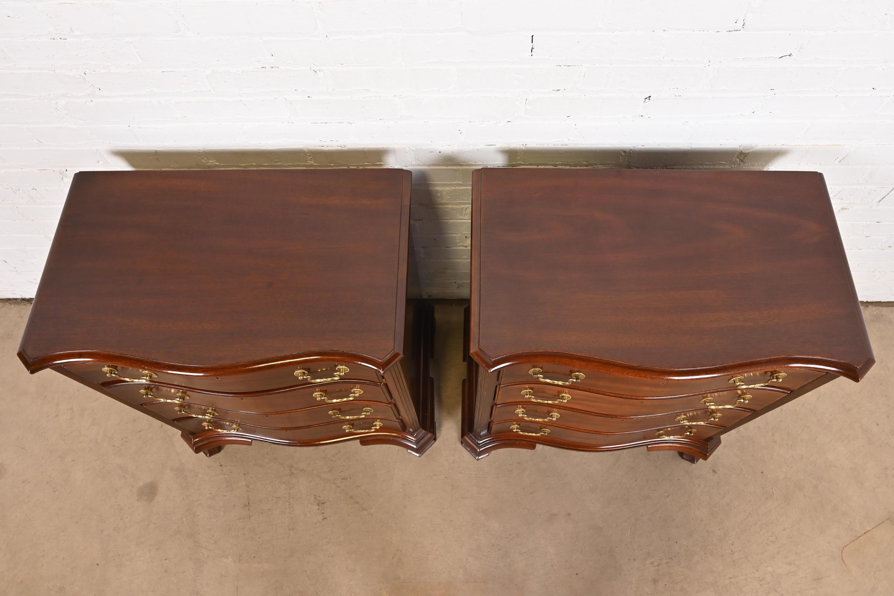 Pareja de cómodas georgianas de caoba maciza tallada Councill Furniture en venta 3