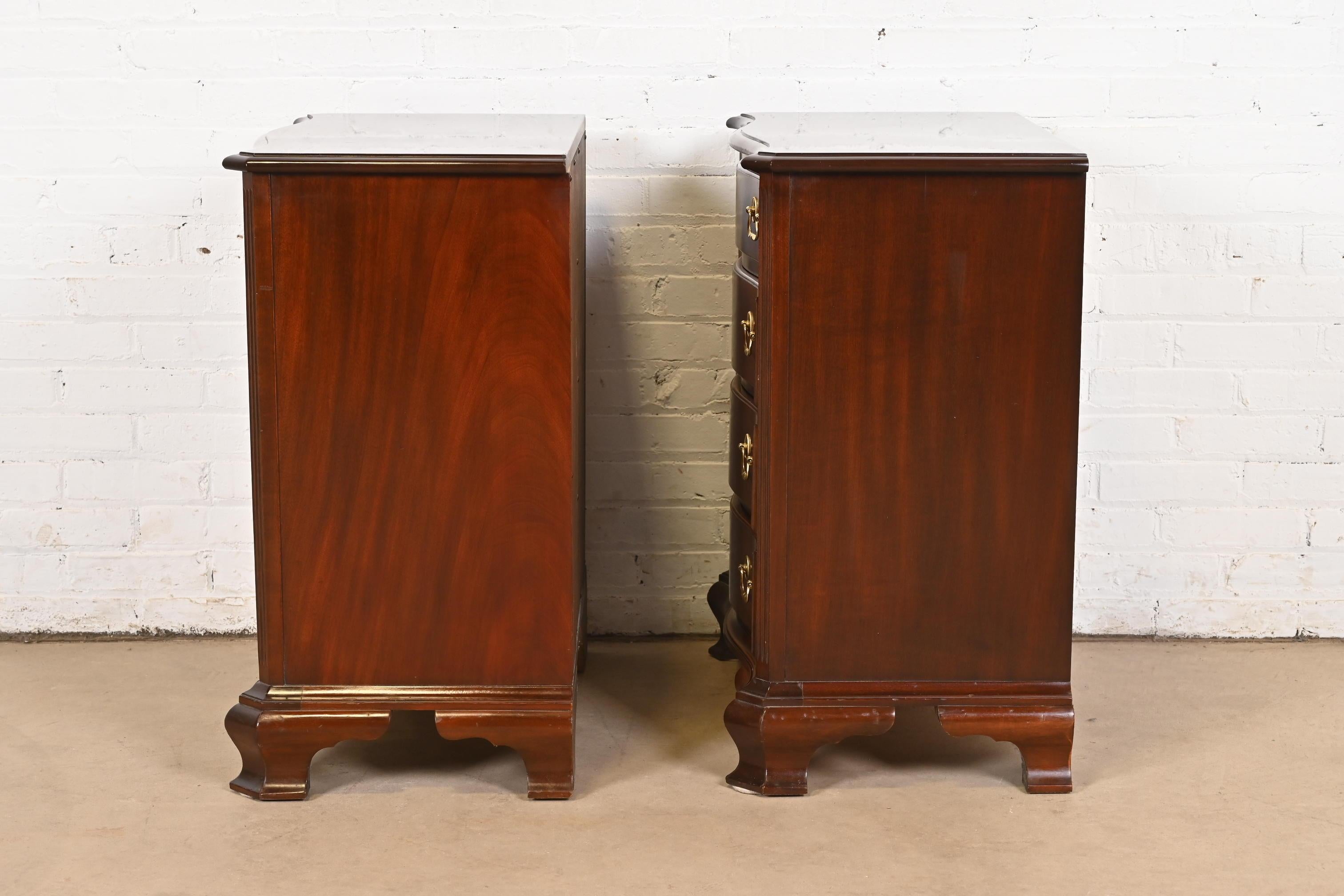 Pareja de cómodas georgianas de caoba maciza tallada Councill Furniture en venta 4