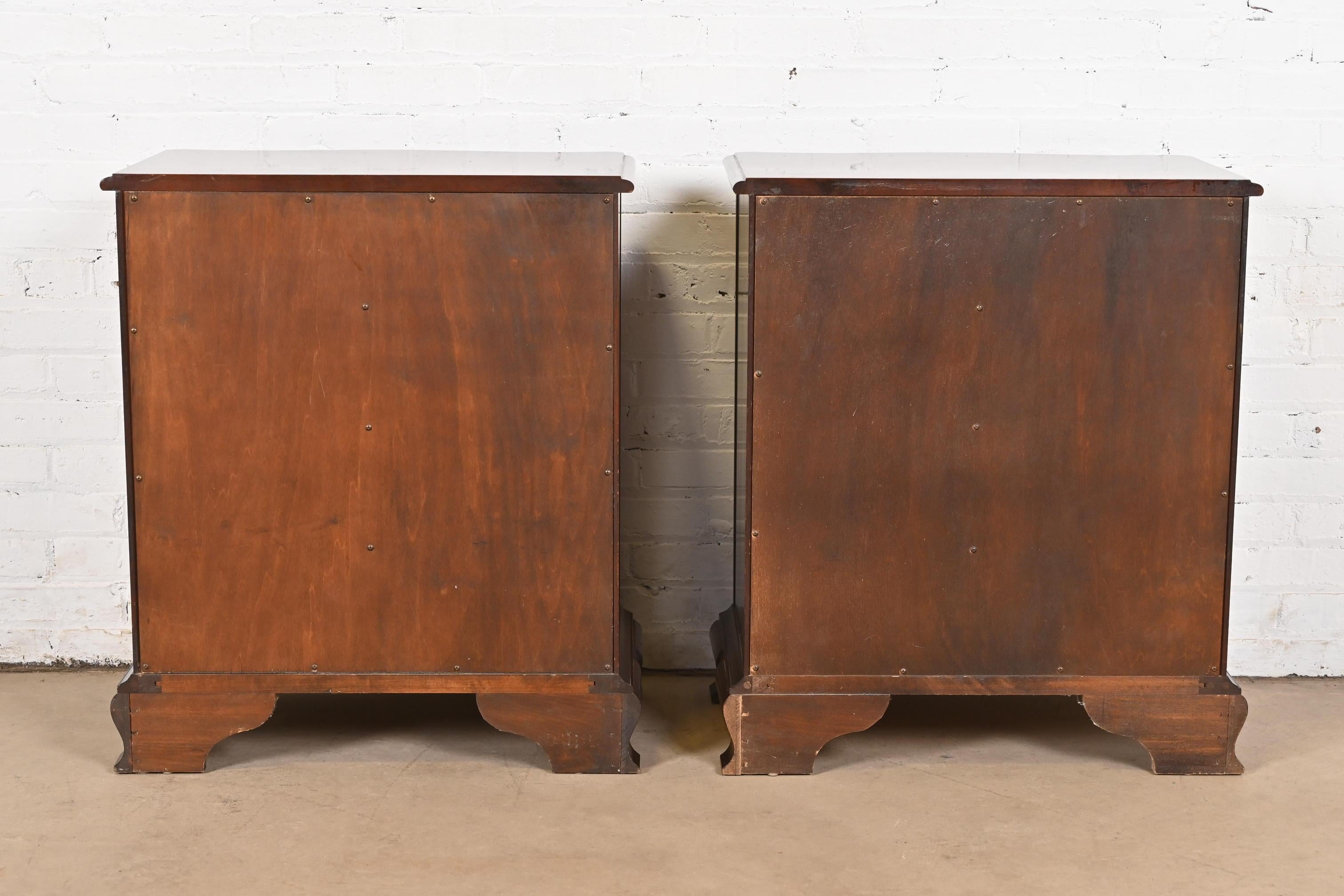 Pareja de cómodas georgianas de caoba maciza tallada Councill Furniture en venta 5