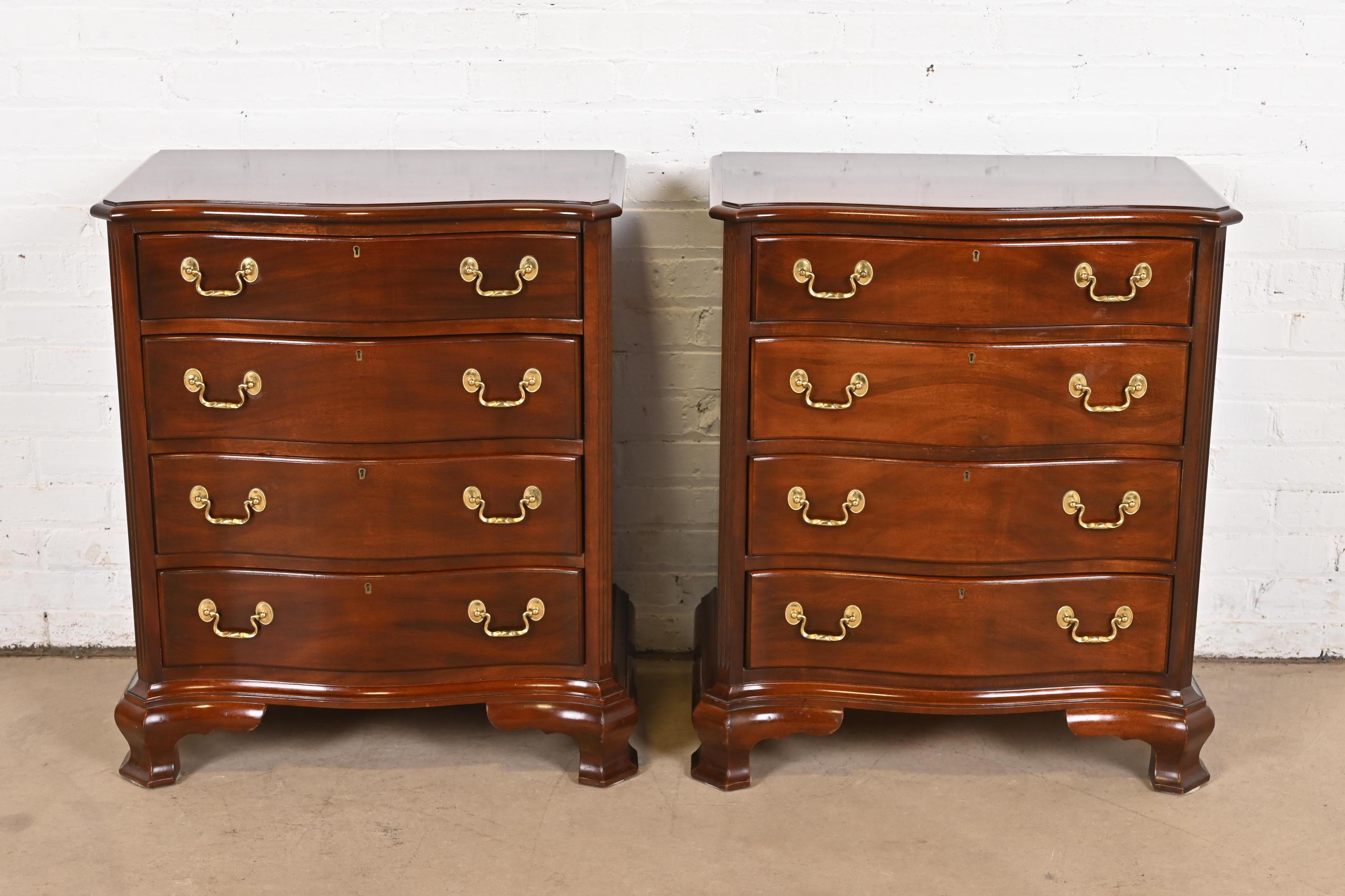 Un par excepcional de mesillas de noche o arcas de soltero con frente de serpentina de estilo georgiano o Chippendale

Por Muebles Councill

EE.UU., finales del siglo XX

Caoba maciza tallada, con herrajes originales de latón.

Cada una mide 27,25