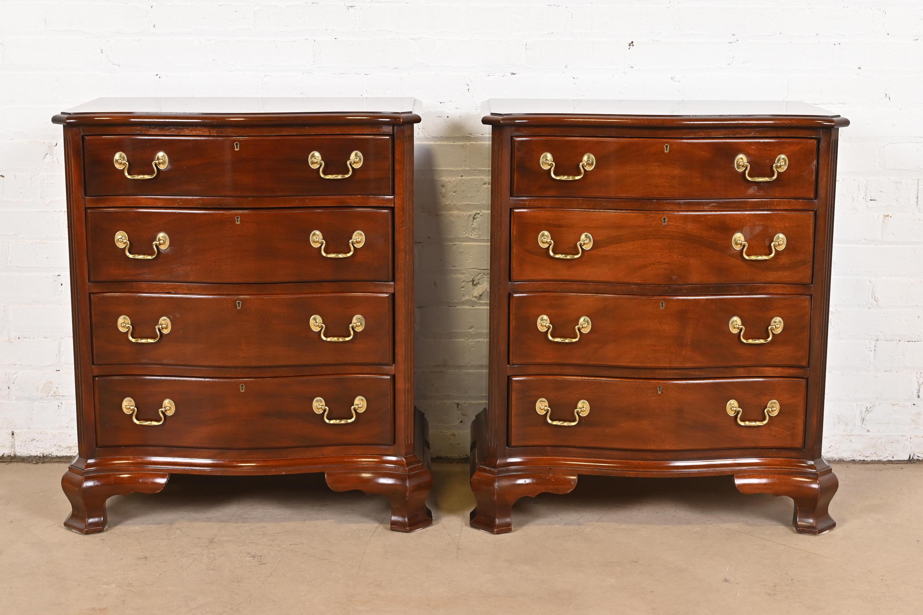 Pareja de cómodas georgianas de caoba maciza tallada Councill Furniture Georgiano en venta